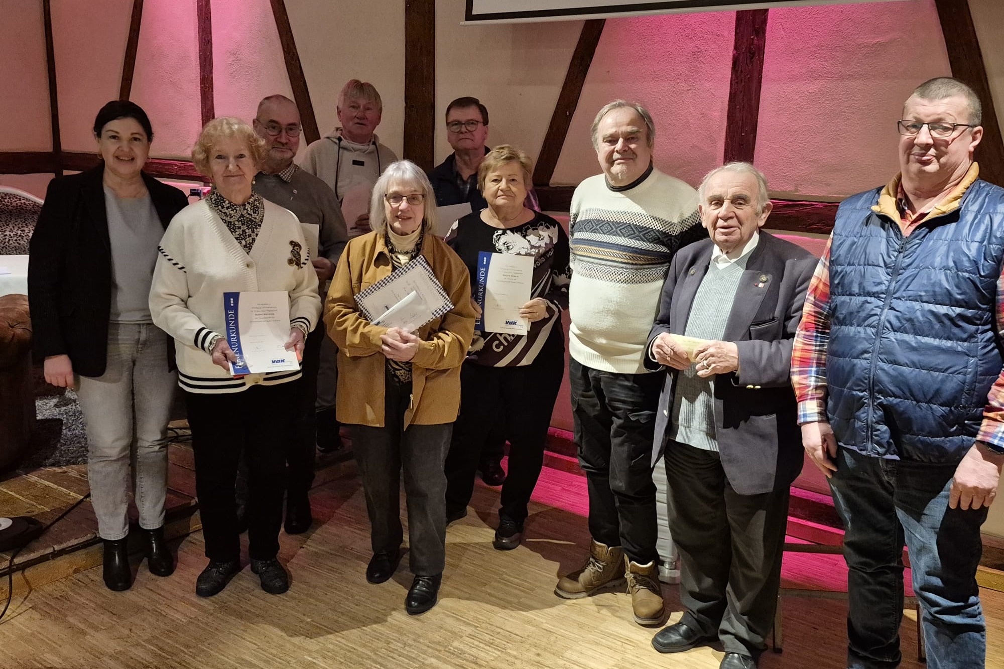 Foto: Ehrungen mit (von li.) 1. B&uuml;rgermeisterin Angela Hofmann, Hanni Wachter, von re. 2. Vorsitzender Martin Gareis, 1. Vorsitzender Heinz Hausmann, VdK-Lotse G&uuml;nter Bauer mit den geehrten Mitgliedern.