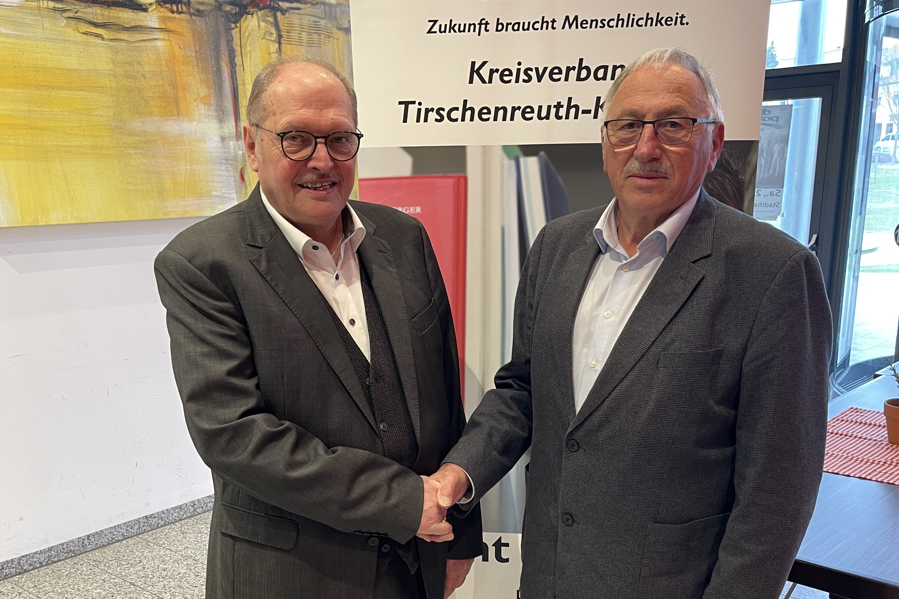 Der neue Kreisvorsitzende Reinhard Sch&ouml;n dankte Georg Brand (rechts) f&uuml;r sein Jahrzehnte w&auml;hrendes Engagement f&uuml;r den VdK.