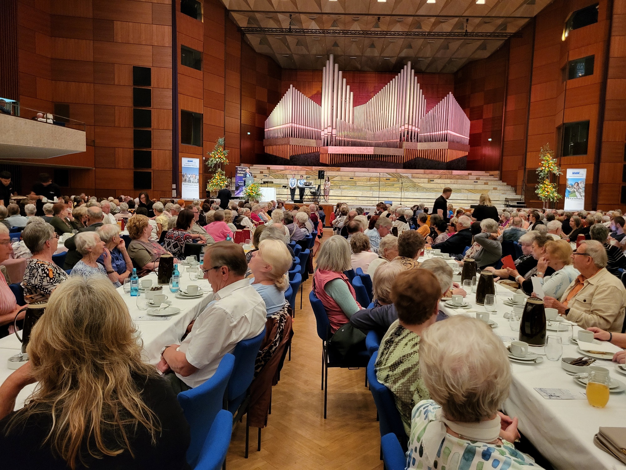 Zahlreiche Zuschauer in einem großem Saal