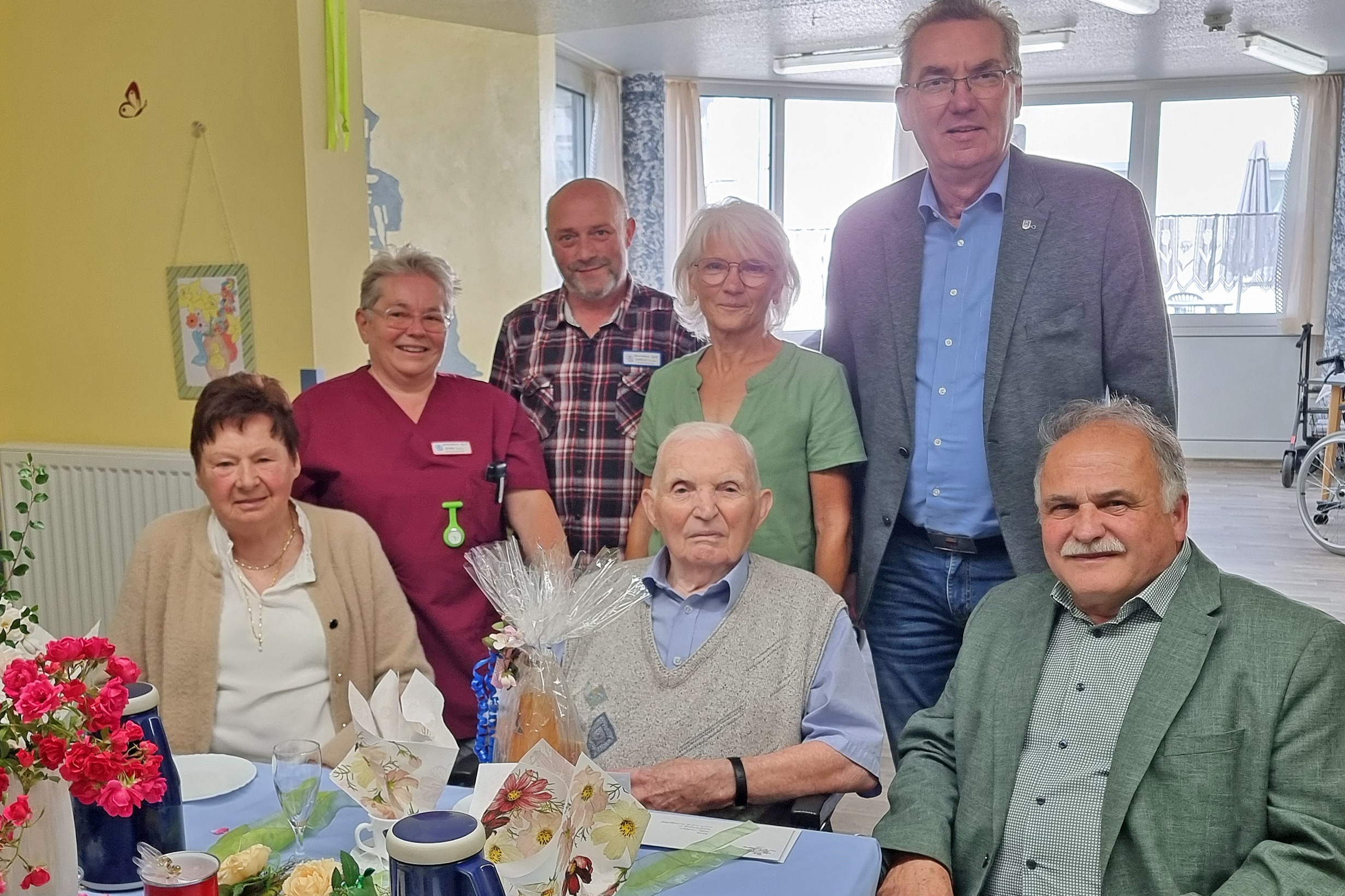 Ortsverband Stammbach gratuliert seinem letzten Gründungsmitglied Bei beeindruckender geistiger Frische nimmt Willi Leichauer die guten Geburtstagswünsche entgegen