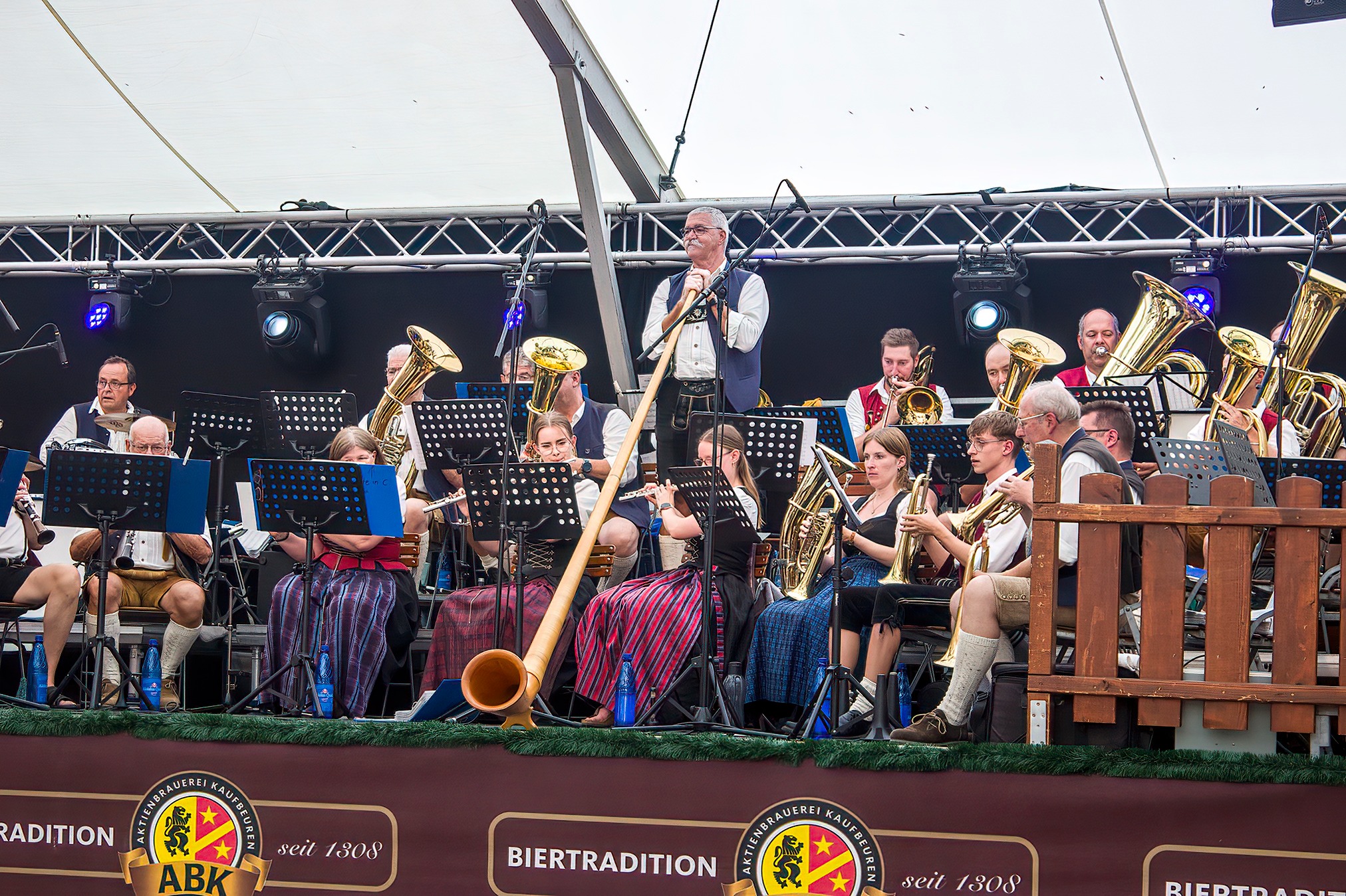 Blick zu den Musikanten