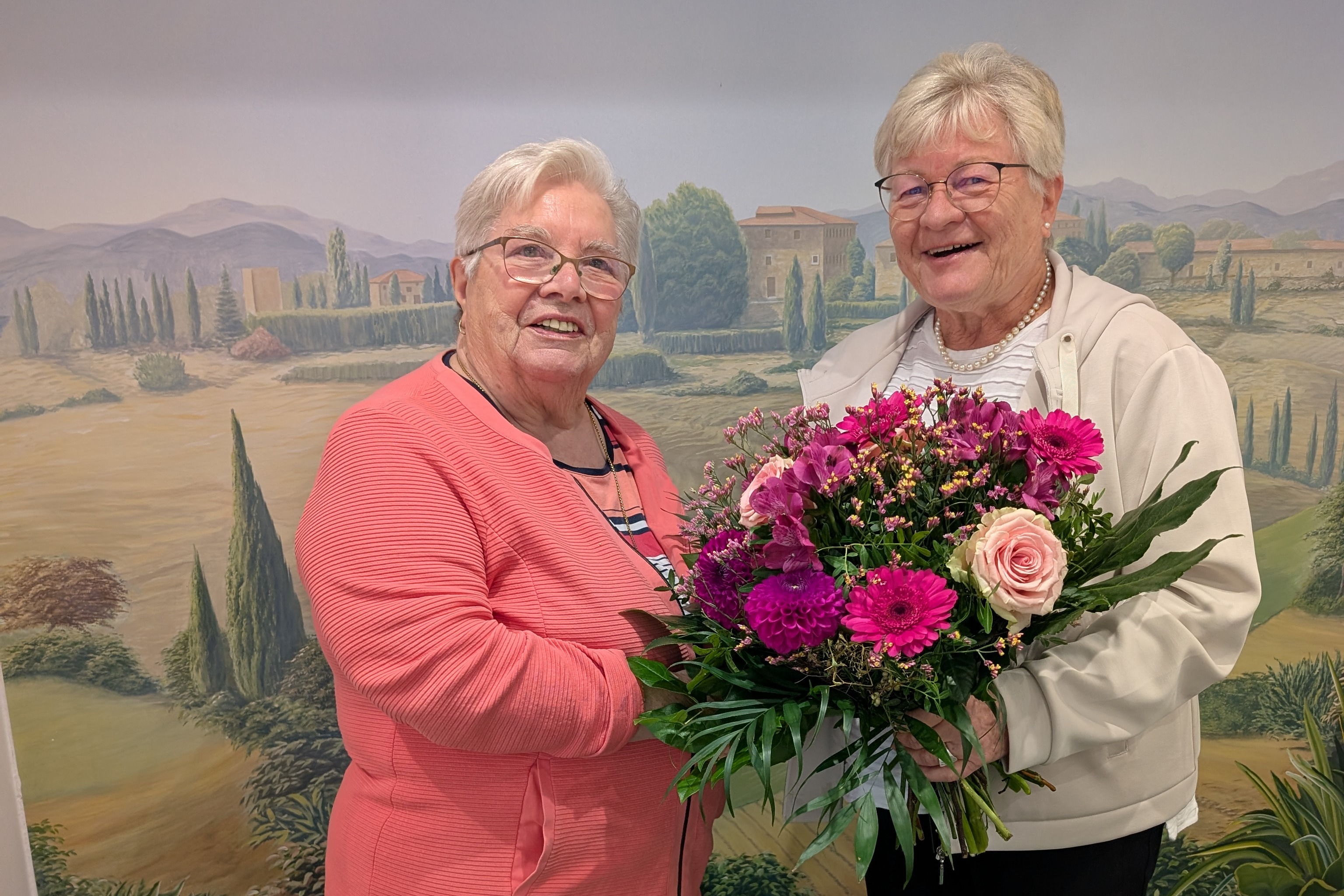 von links: Helga Hinterberger, Kreisvorsitzende Rosina Maria von Roennebeck