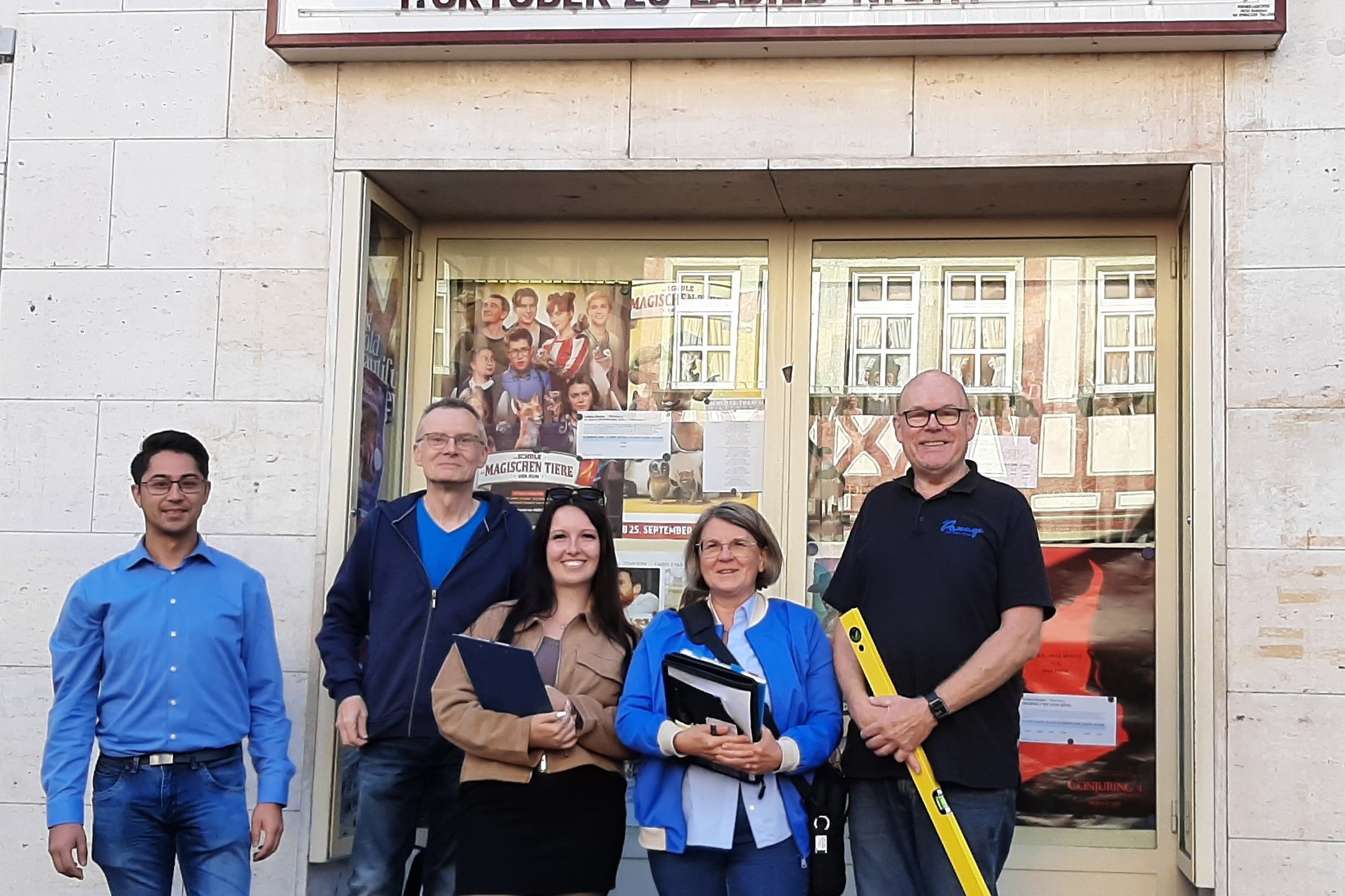 Bild von links Pierre Lieske (VdK-Kreisgesch&auml;ftsf&uuml;hrer), Christian Lorenz (VdK-Berater f&uuml;r Barrierefreiheit), Jenni Kranich (Theaterleitung), Nadja Schillikowski (kommunale Behindertenbeauftragte) und Dieter Lebert (Kinoinhaber)