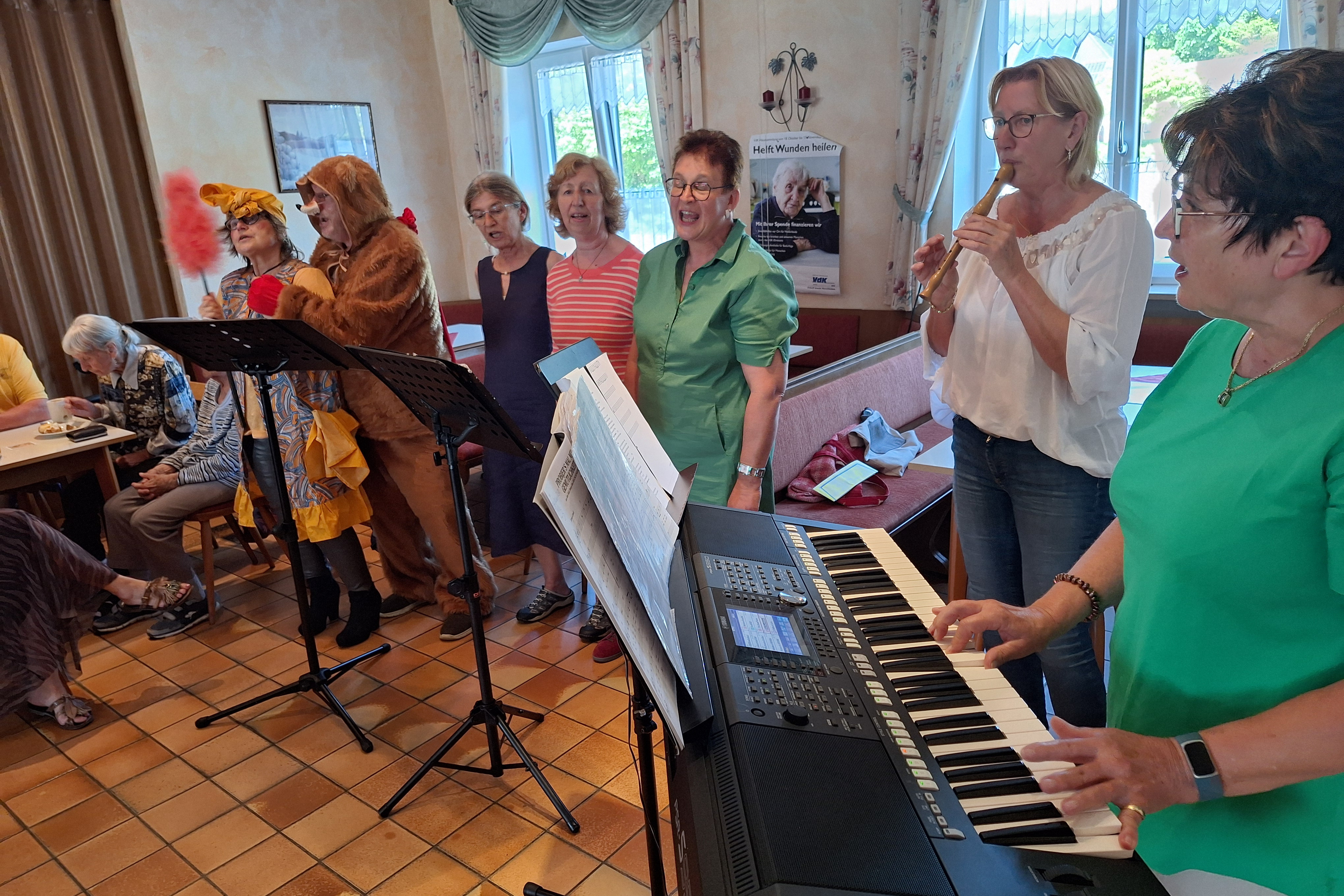 Chor Miteinander aus Bodenkirchen Chor Miteinander aus Bodenkirchen mit der Leitung Heidi Braun