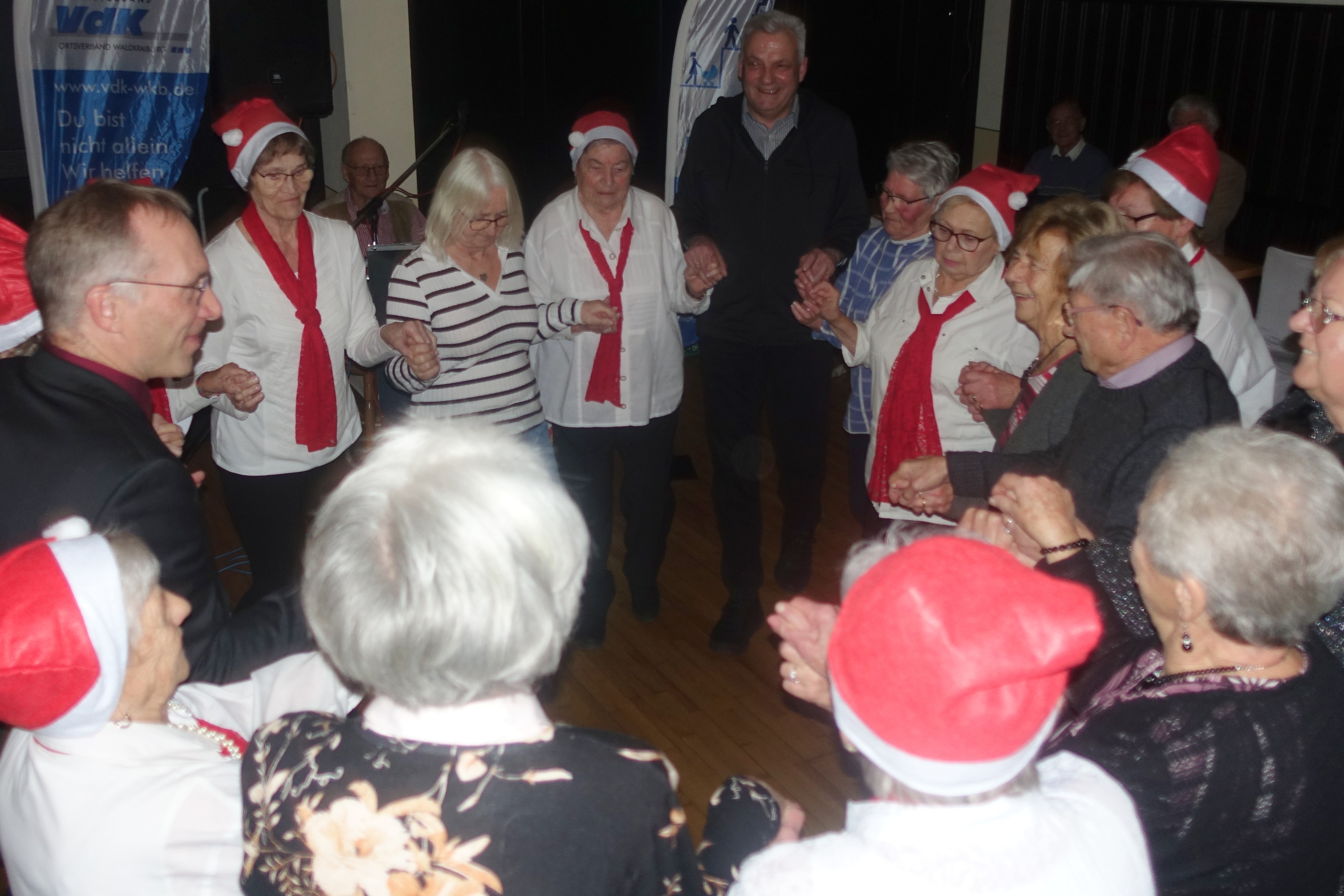 Gemeinschaft als Haltung: Beim spontanen Reigen des VdK Waldkraiburg tanzen Menschen aller Generationen gemeinsam im Kreis &ndash; darunter B&uuml;rgermeister Robert P&ouml;tzsch und die AWO-Tanzgruppe. Ein starkes Zeichen f&uuml;r Inklusion und Zusammenhalt.