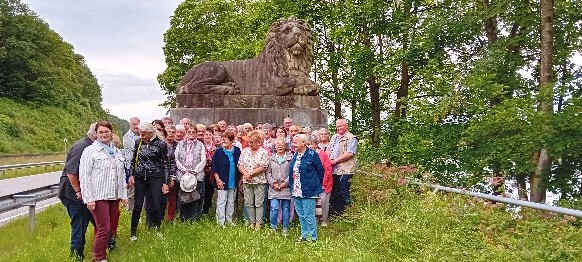 Gruppenfoto vorm Löwendenkmal