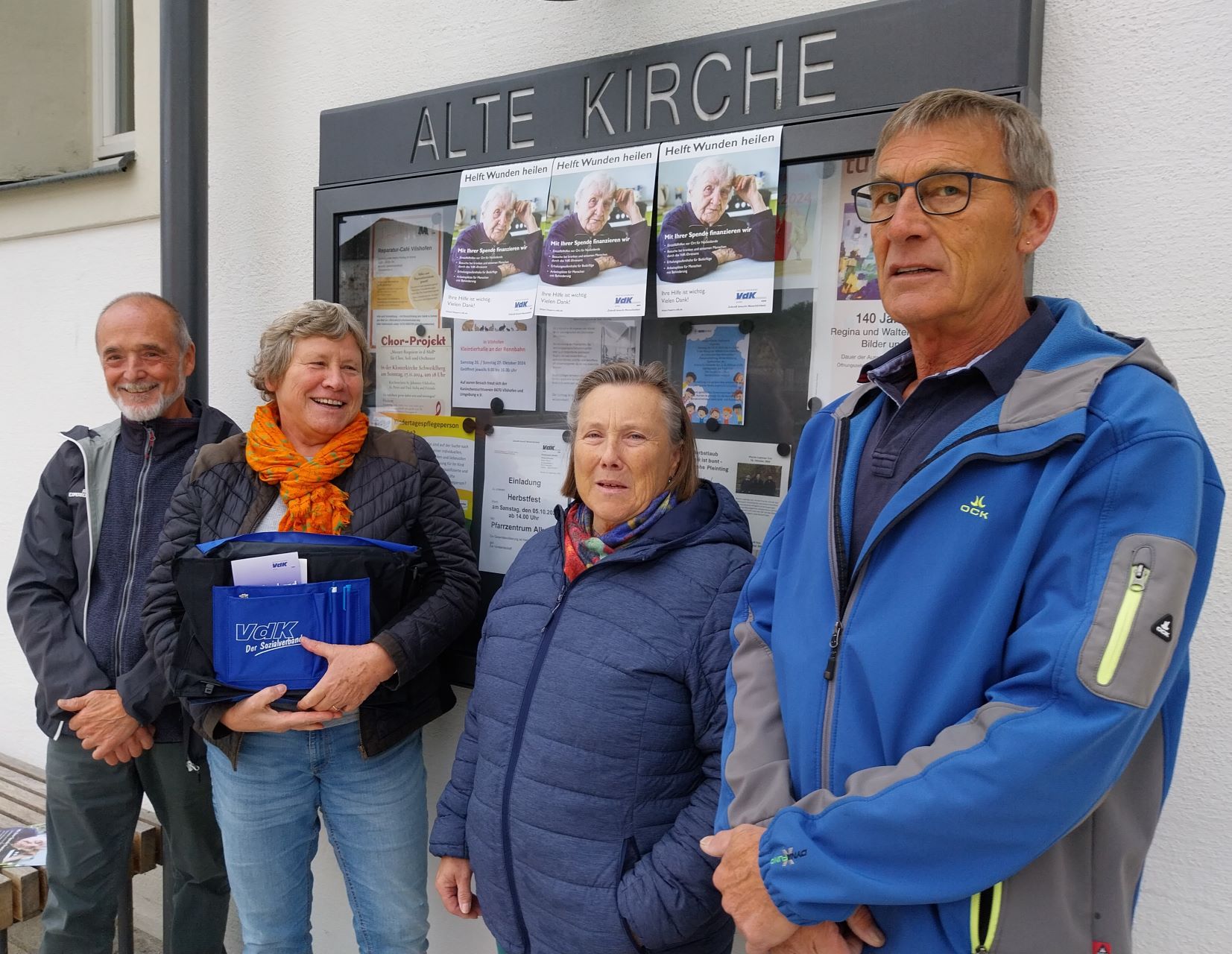 Von li.: Robert Hölzl, Silvia Ragaller, Irmgard Hölzl, Josef Reicherseder vor den VdK-Plakaten an der Alten Kirche in Pleinting sind startklar zur diesjährigen Herbstsammlung „Helft Wunden heilen“