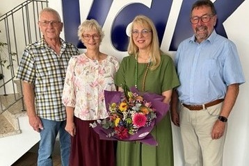 Kerstin Wilson (zweite von links), Heinz Heeg (rechts) und Karl-Heinz Jahn (links) begr&uuml;&szlig;ten das neue Mitglied Christiane Matt-Gehlert mit einem Blumenstrau&szlig;.