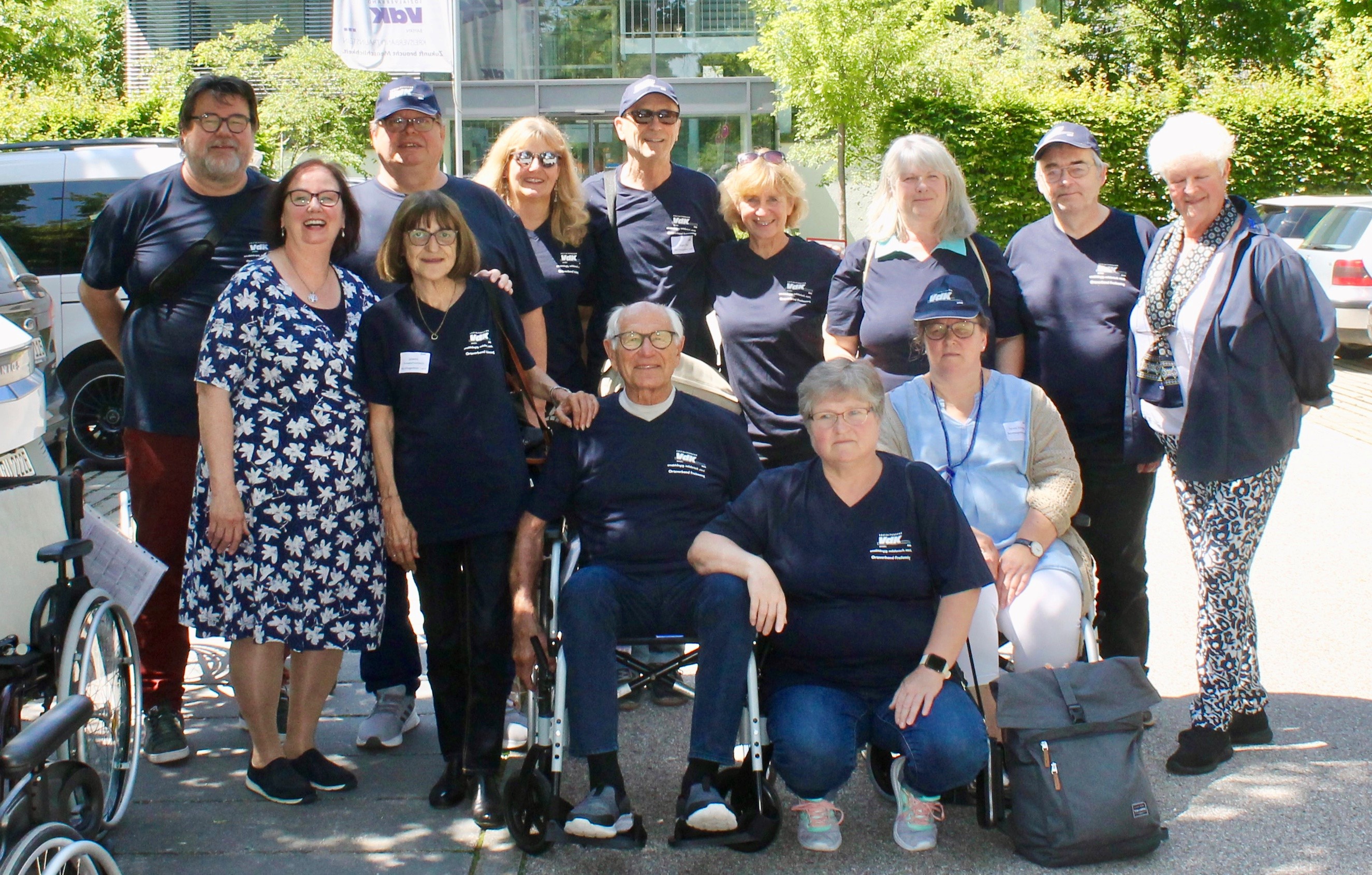 13 Menschen mit VdK T-shirt und Cap, Rollstuhl