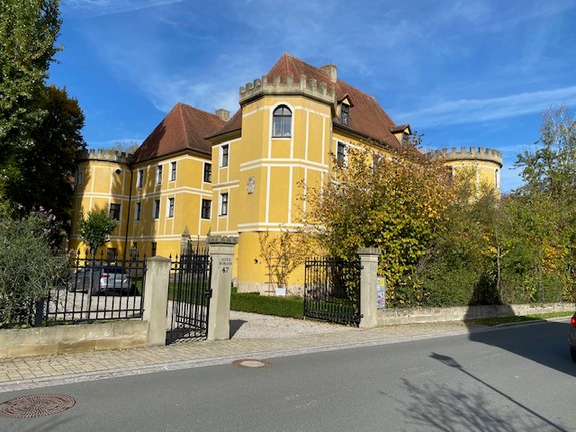 großes historisches Gebäude in einem Garten