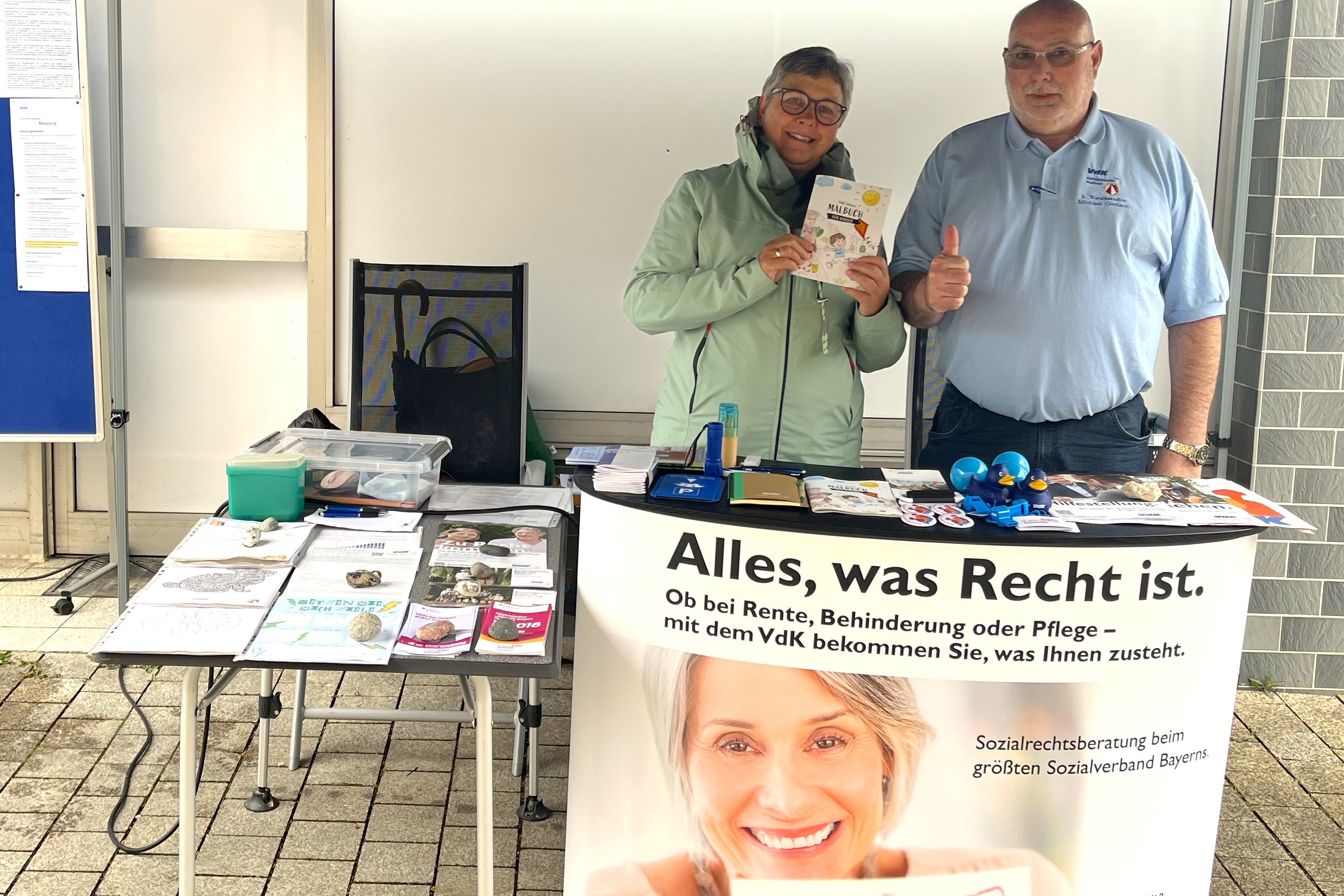 Frauenbeauftragte Helga Minks und Vorstand Michael Gerlach vor dem VdK Stand Frauenbeauftragte Helga Minks und Vorstand Michael Gerlach stehen hinter dem VdK Info Stand