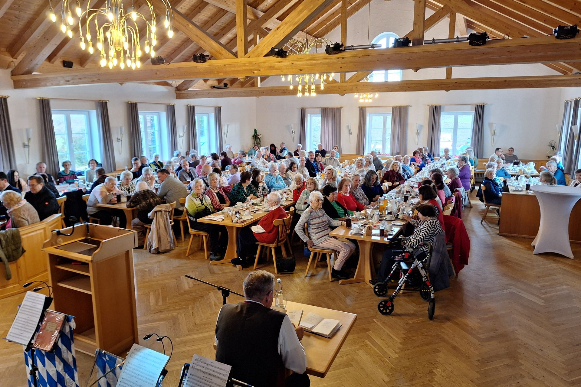 Weihnachtsfeier 2025, Blick in den Veranstaltungssaal mit den anwesenden Gästen