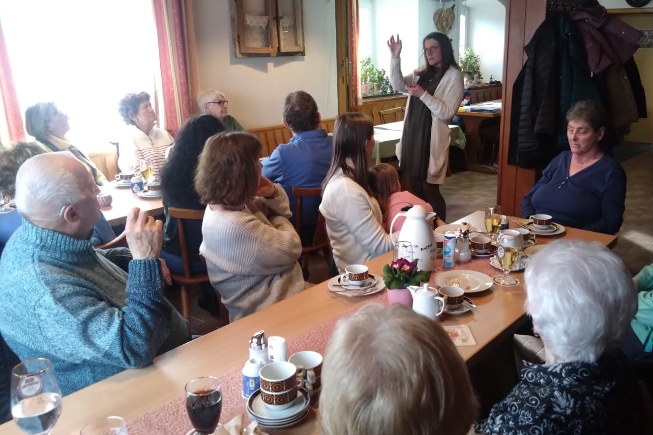 Volkshochschule informiert über Seniorenangebote Treffen im Gasthaus Weber