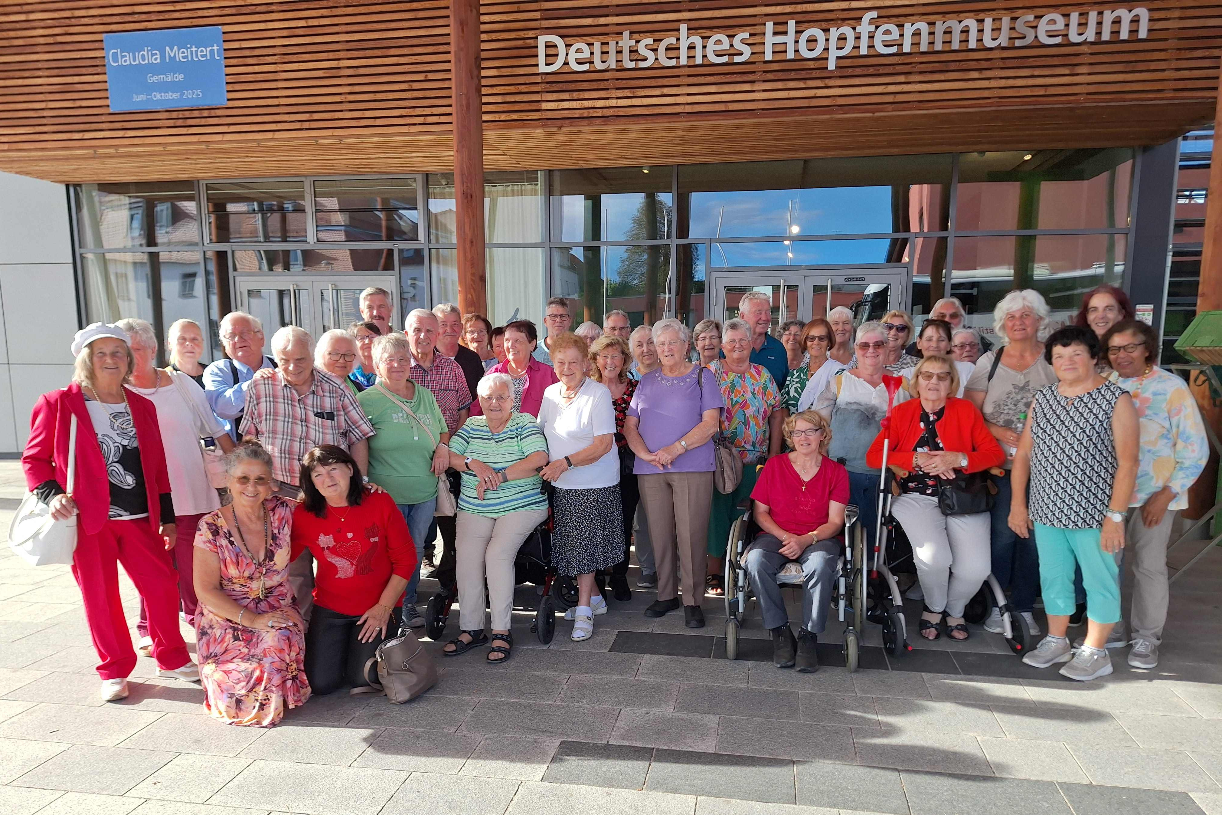 Gruppenbild der Teilnehmer vor dem Hopfenmuseum in Wolnzach