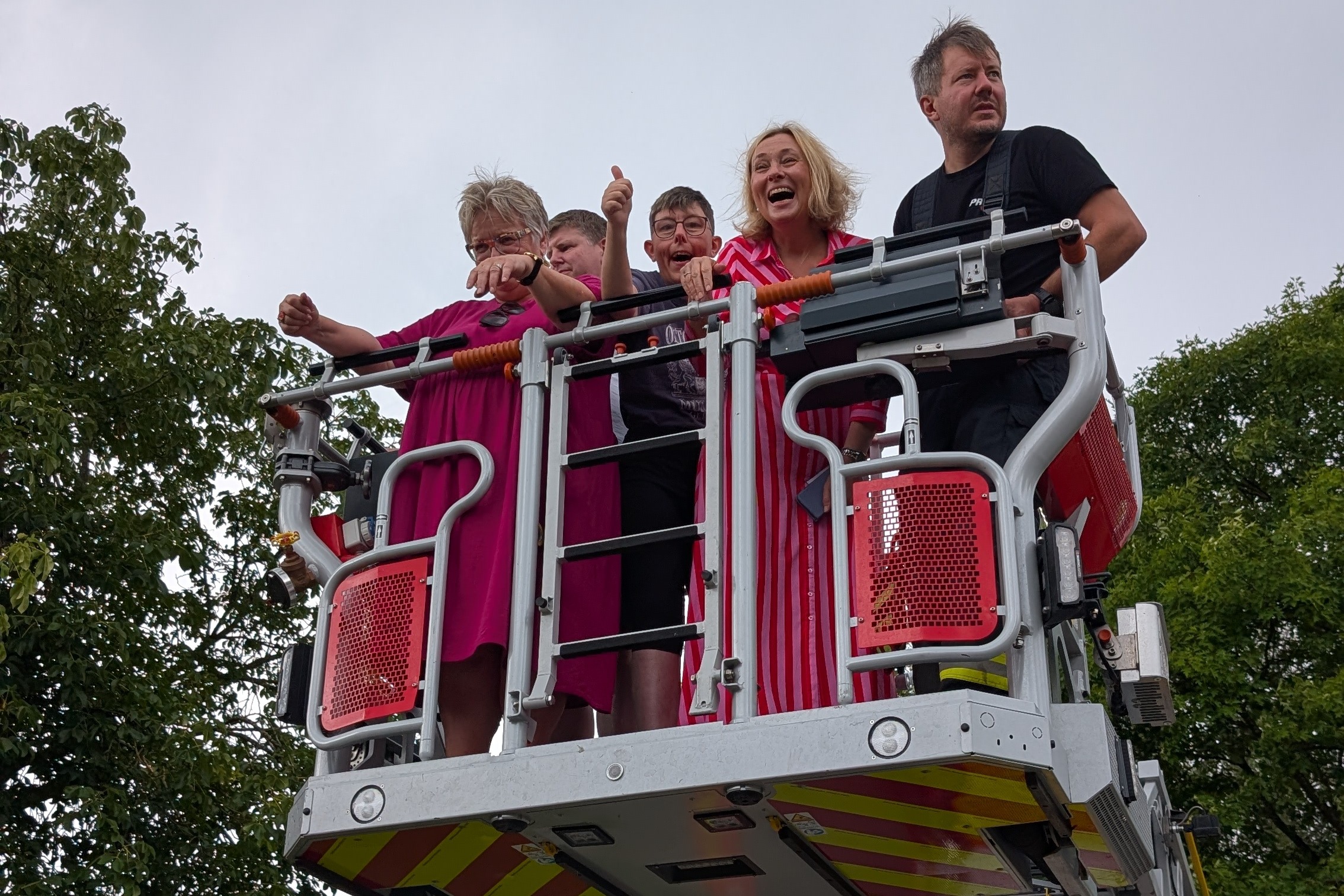 Auf diesen Bild sehen sie die Kreisvorsitzende Doris Rauscher, die stellv. Kreisvorsitzende Gabriele Pauler sowie eine Bewohnerin des Einrichtungsverbundes Steinh&ouml;ring und zwei Feuerwehrm&auml;nner der Feuerwehr Ebersberg