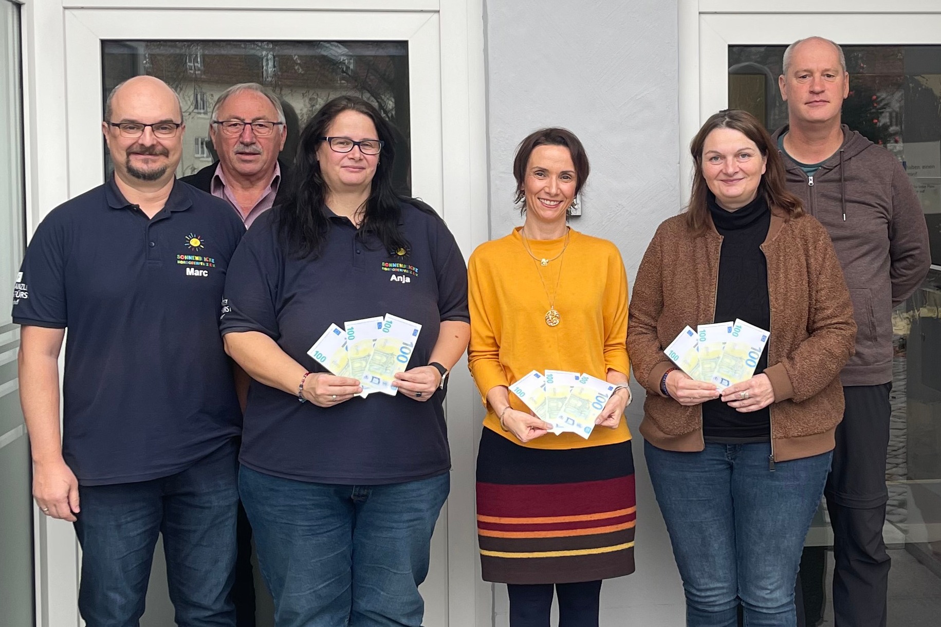 Kreisvorsitzender Georg Brand (2. v. links) mit Marc und Anja Clement von Sonnenblicke, Anja Schricker vom Bunten Kreis, Carmen Wuttke von Happynest und VdK Kreisgesch&auml;ftsf&uuml;hrer Thomas D&ouml;hler (von links).