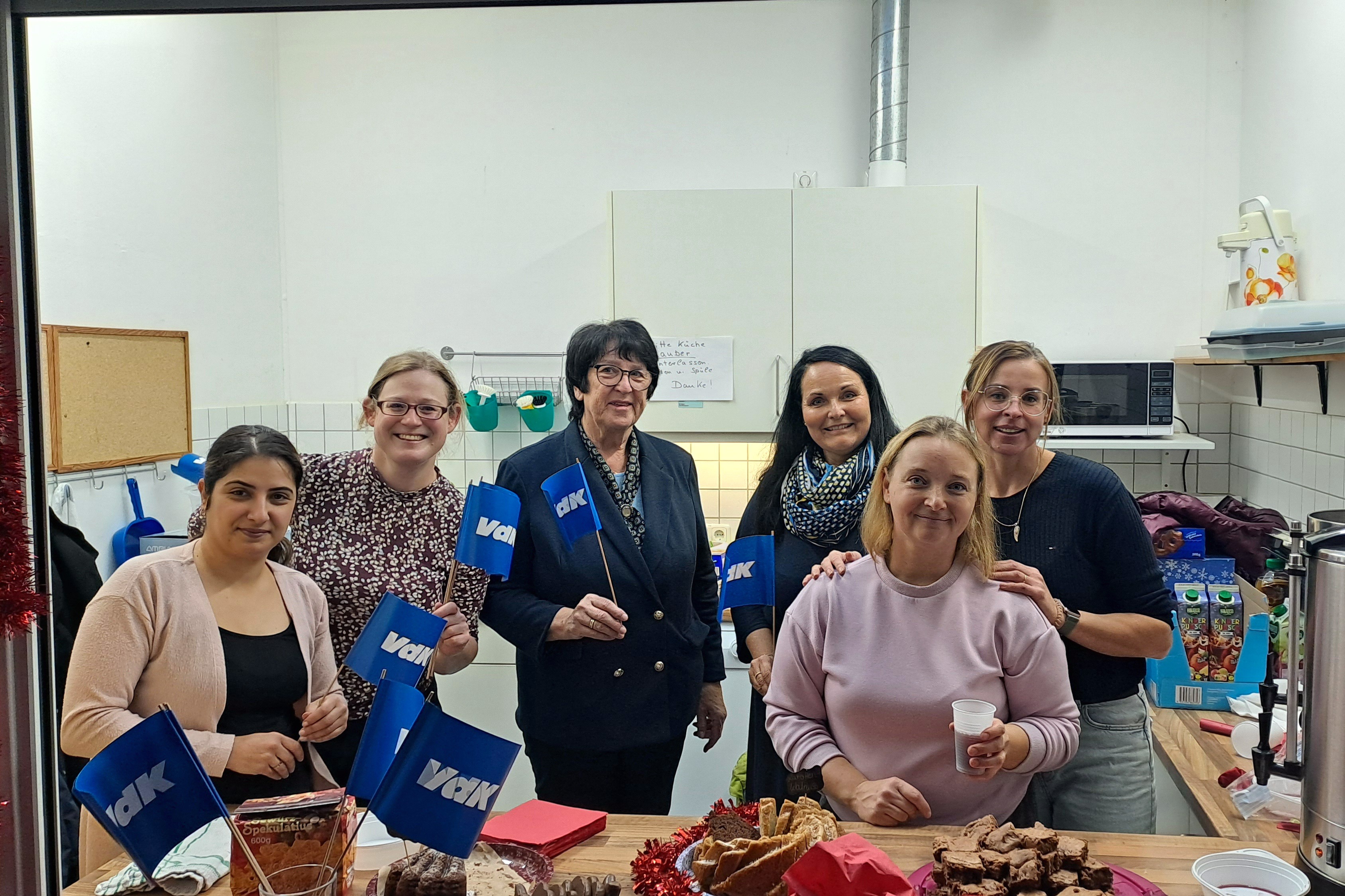 Rektorin Alexandra Schuster-Grill (3. von rechts), VdK- Ortsvorsitzenden und Vertreterin der Frauen im Kreisverband Erika Krautner (3. von links) Rektorin Alexandra Schuster-Grill (3. von rechts), VdK- Ortsvorsitzenden und Vertreterin der Frauen im Kreisverband Erika Krautner (3. von links)