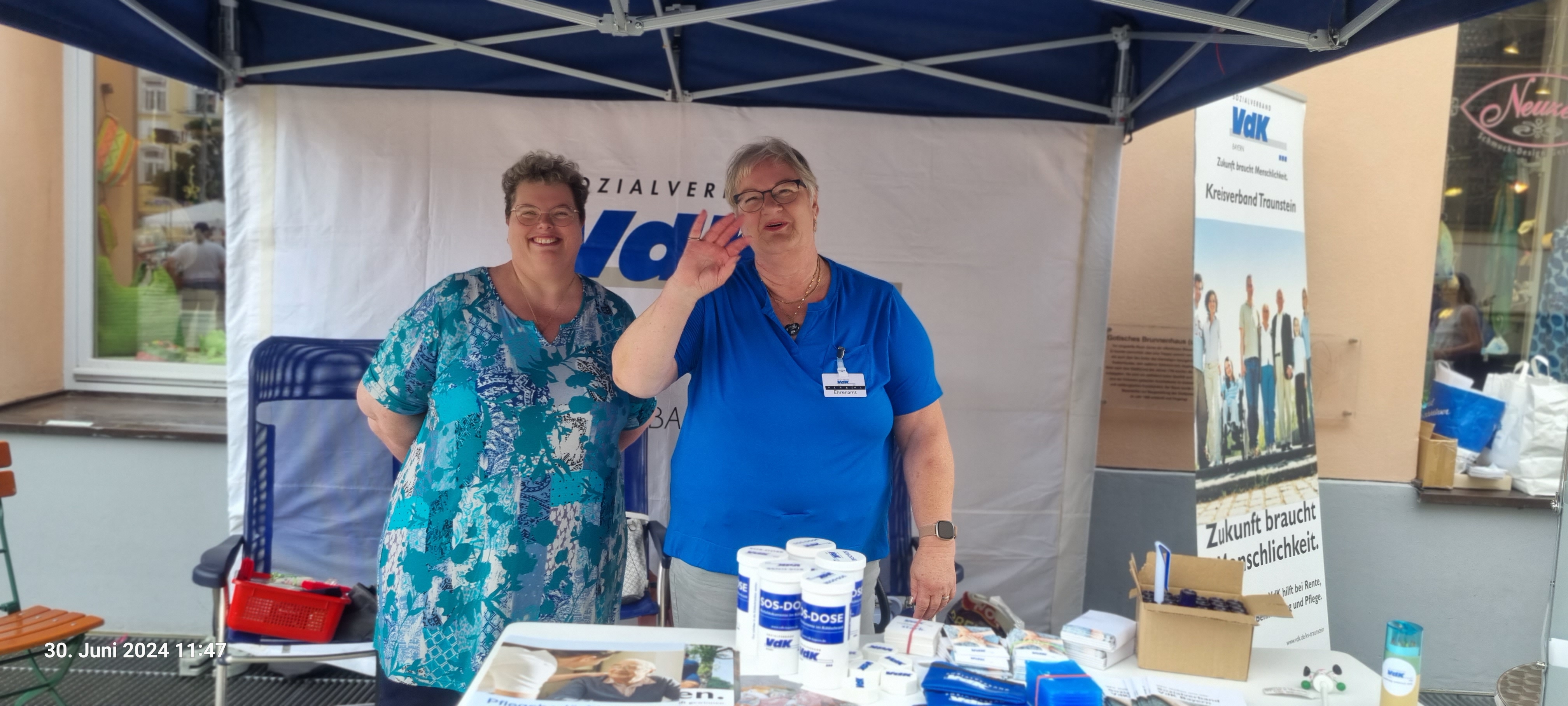 Das Bild zeigt den Infostand des VdK auf dem Traunsteiner Stadtplatz beim Tag der Vereine