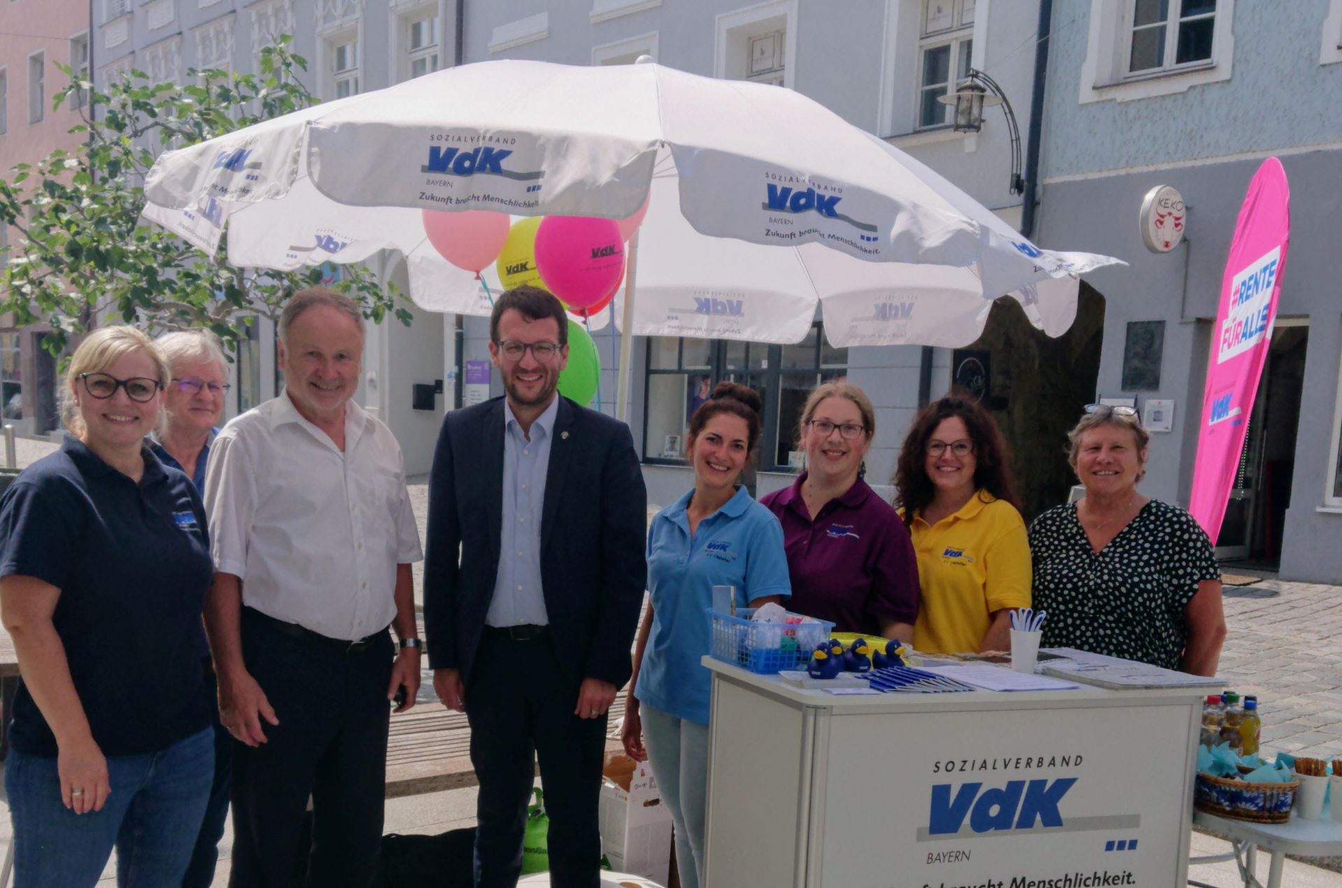 Zum Aktionstag vor dem Vilshofener Rathaus hatte der VdK Kreisverband Vilshofen eingeladen. Neben einem gut bestückten Informationsstand bot das Team des VdK Kreisverbandes auch kleine Erfrischungen für die Besucher an. Zur Verstärkung des Teams traf man den Kreisvorsitzenden Willi Wagenpfeil, seine Stellvertreter Hans Halser und Hans Stetter, als auch Silvia Ragaller und Alfred Grill an. Das versammelte Team aus haupt- und ehrenamtlichen Mitarbeitern bot den Interessierten einen Einblick über das sozialrechtliche Tätigkeitsfeld des Sozialverbandes VdK Bayern e.V., als auch über verschiedenste Veranstaltungen. Frau Ragaller vom VdK Ortsverband Pleinting informierte über Ihre geplante Radltour von Pleinting nach Windorf und Kreisfrau Angela Stetter über den bevorstehenden Familientag des Bezirks Niederbayern. Zusätzlich bot der VdK an, in Leihrollstühlen des Sanitätshauses reha team Mais, den Stadtplatz auf seine Barrierefreiheit zu testen. Hier besteht ein erheblicher Verbesserungsbedarf. Dies hat die Stadt Vilshofen, unter Leitung des Bürgermeisters Florian Gams bereits erkannt. Der Gehweg des Stadtplatzes soll alsbald barrierefrei gestaltet werden. Die kleinen Besucher konnten sich sehr für die verteilten Luftballons und Badeenten begeistern. Sehr erfreulich war auch, dass der VdK Kreisverband Vilshofen einige Neumitglieder durch seinen Infostand gewinnen konnte.