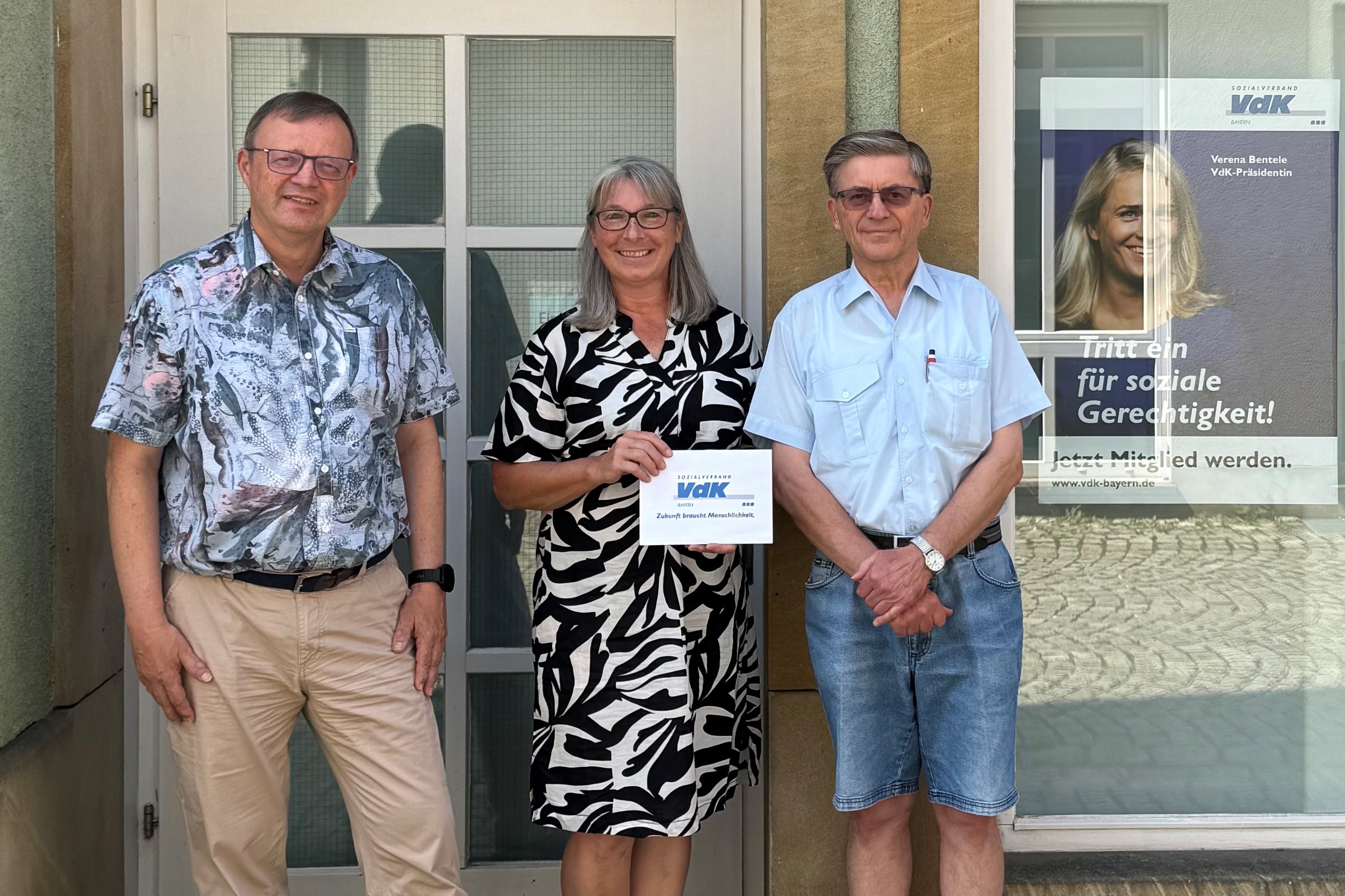 Begrüßung durch Kreisgeschäftsführer und Kreisvorstand Bernd Kießling überreicht Katja Dörrich ein Präsent und wird auch von Kreisvorstand Winfried Golonka begrüßt