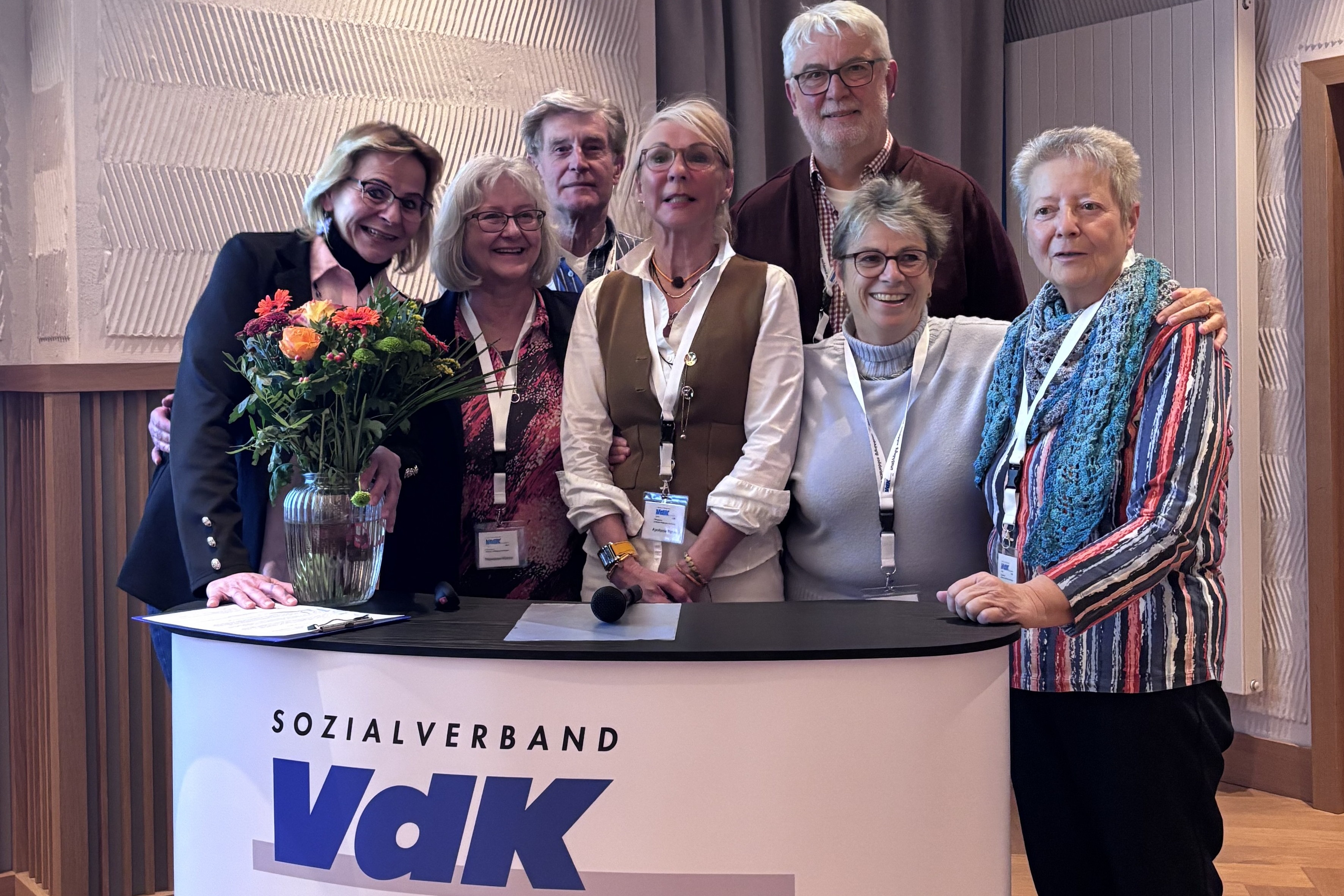 Maike Grimm mit Vorstand VdK Ortsverband Aschheim Feldkirchen Kirchheim Von links nach rechts: Maike Grimm, Marianne Wicha, Siegfried Ströl, Apollonia Pirnke, Alfred Kraus, Beate Klampf und Gerda Weigl