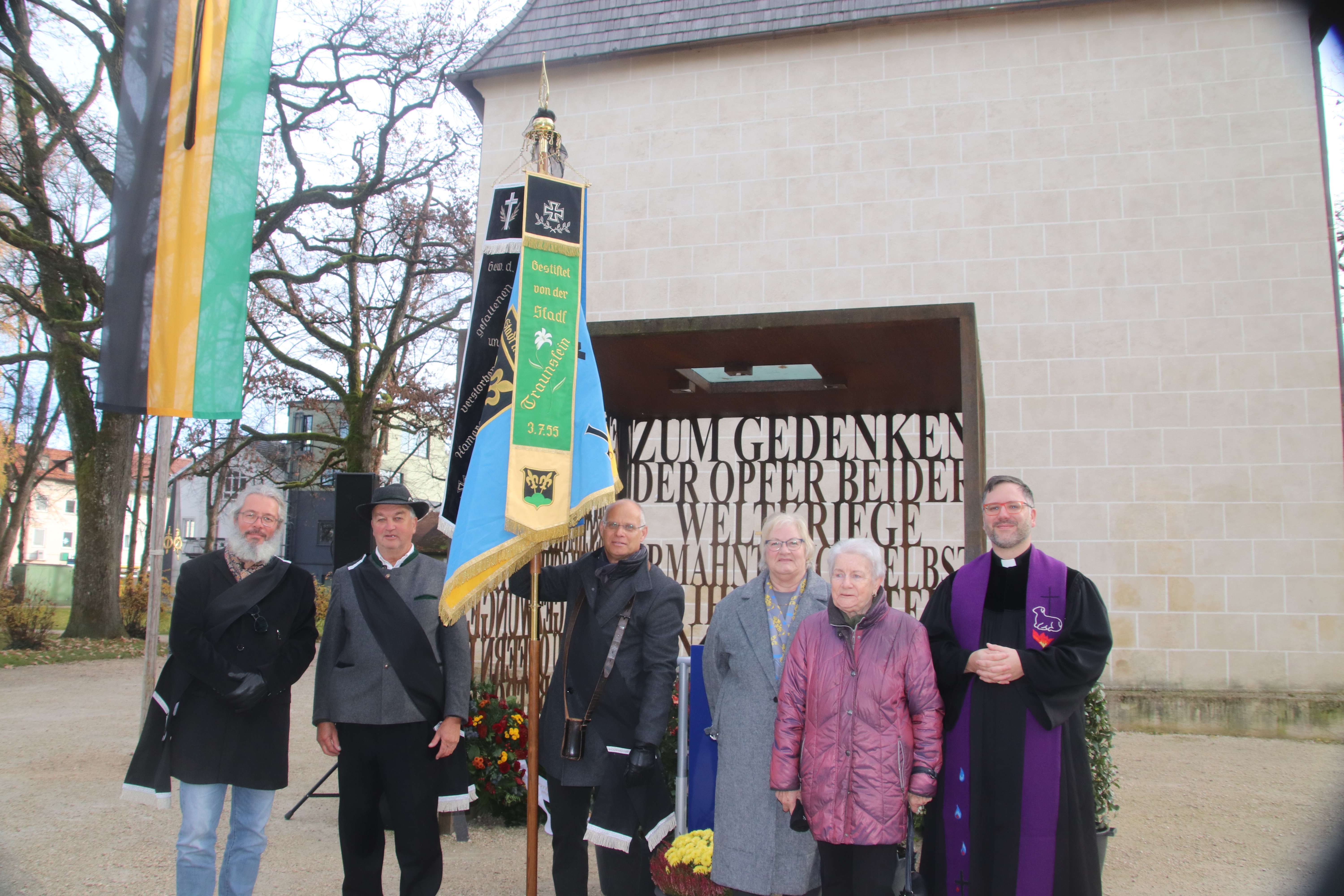 Teile der Ortsvorstandschaft mit der frisch geweihten Fahne