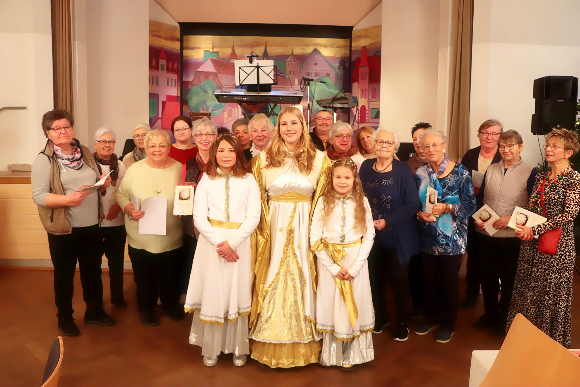 Gruppenbild mit KuchenbäckerInnen und dem Treuchtlinger Christkind