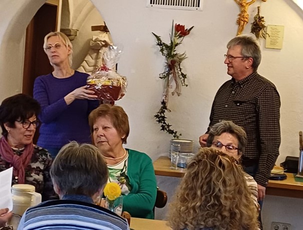 Auf dem Bild von links. Sonja Habereder mit Alrfred Toso und Gästen im Vordergrund beim Vortrag Vortrag „Barrierefreies Wohnen"