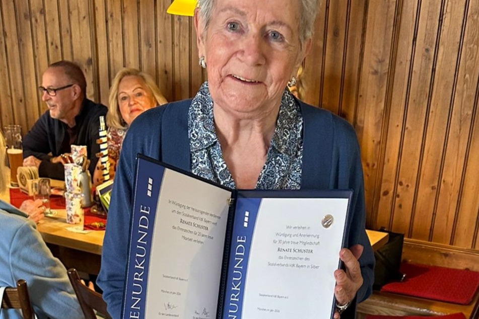 Auf dem Bild zu sehen: Renate Schuster h&auml;lt die Dankes- und Ehrenurkunde in der Hand