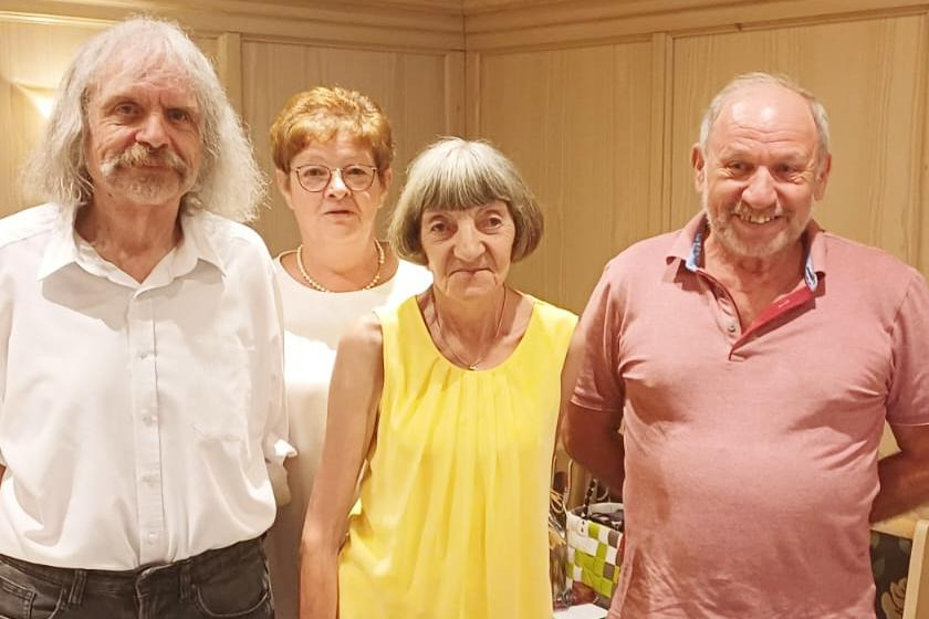 Zwei, die aktiv für den VdK Steinberg mitarbeiten konnten sich gegenseitig zum 70. Geburtstag gratulieren: Edeltraud Müller (Mitte) und Roland Freund (rechts). Mit im Bild Pater Helmut Haagen und Monika Engelhardt.
