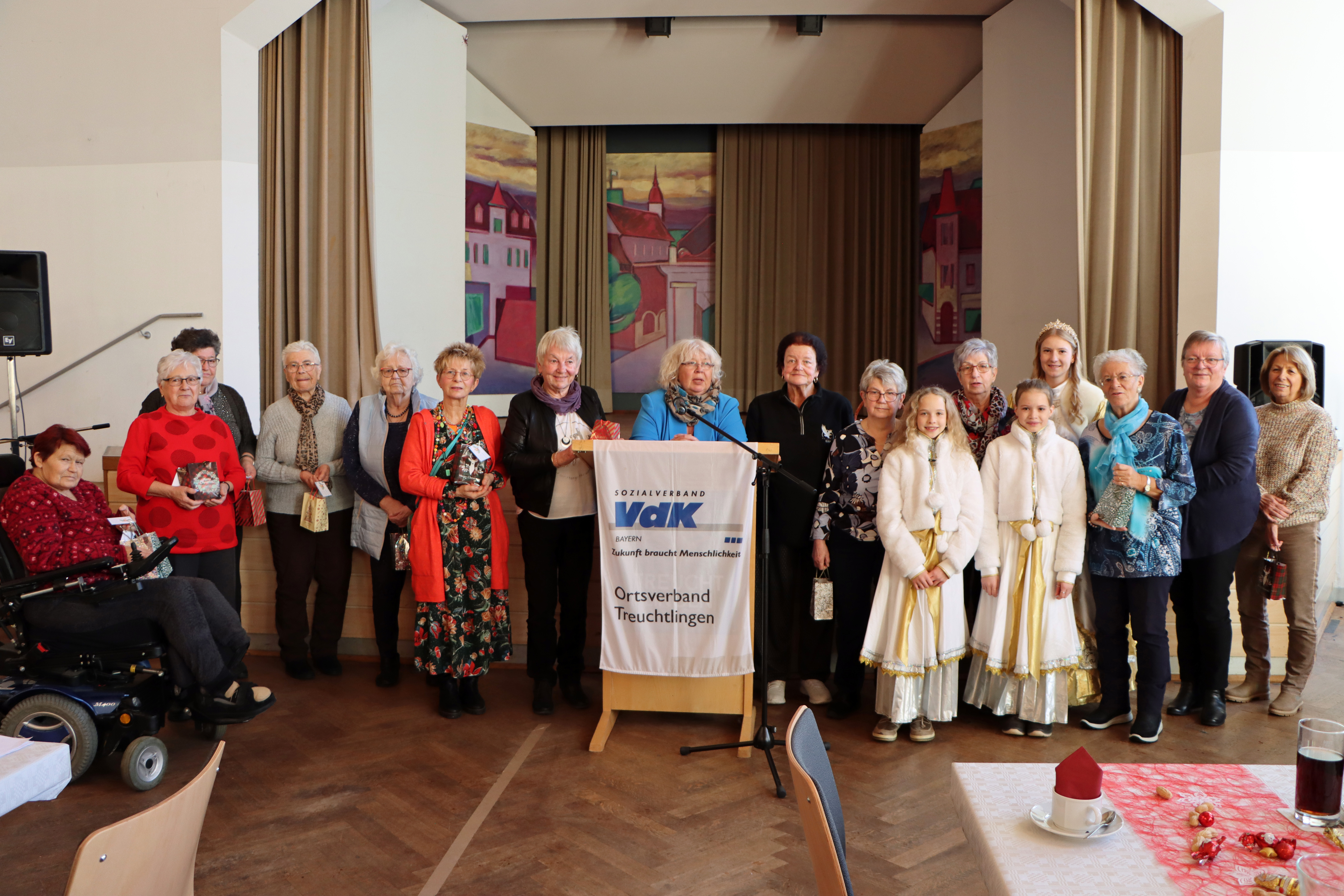 Gruppenbild mit Kuchenbäckerinnen und dem Christkind