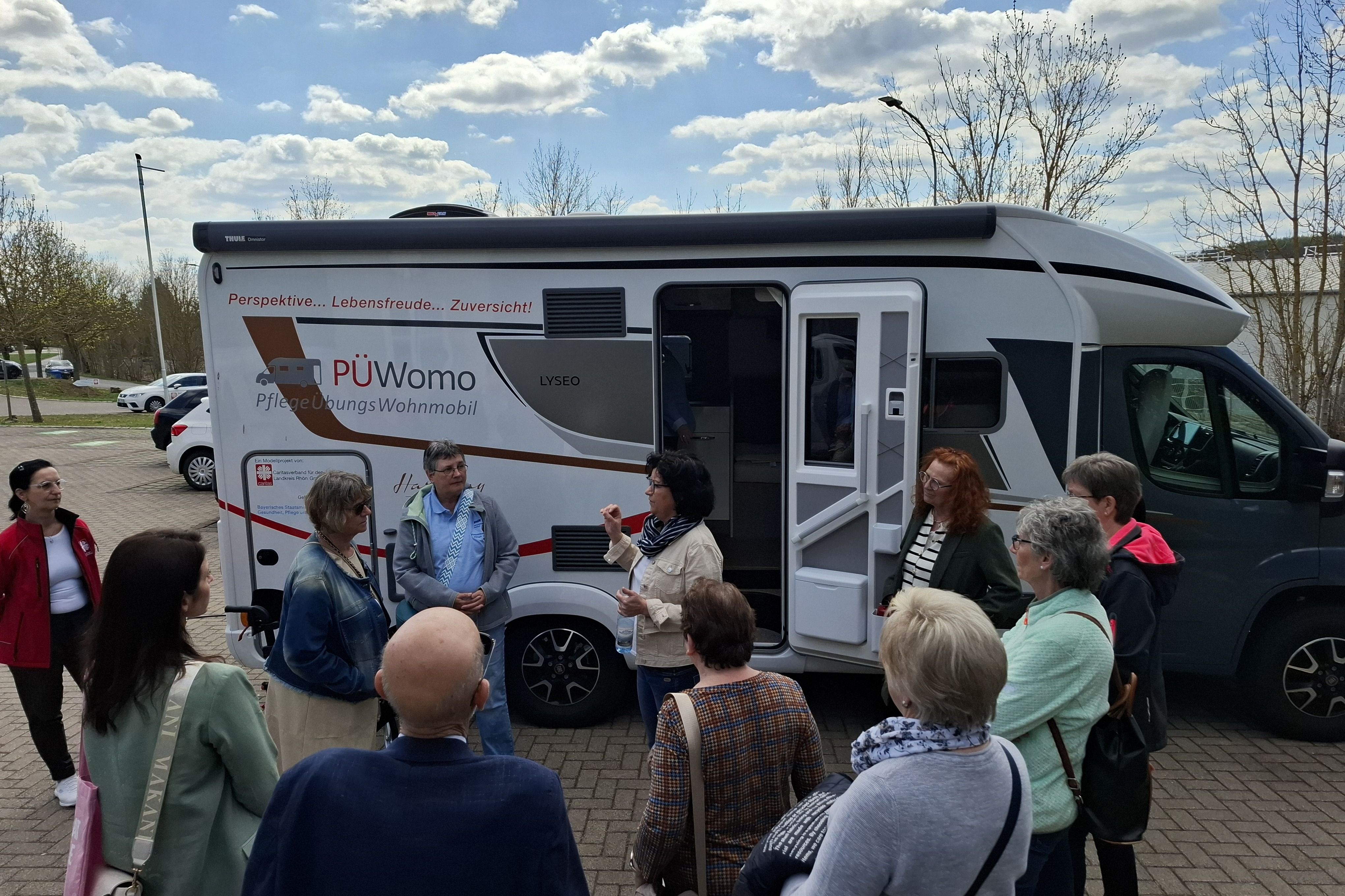 Uli Feder informiert die VdK-Frauen über das PÜZ-Modellprojekt VdK-Gruppe vor dem Wohnmobil