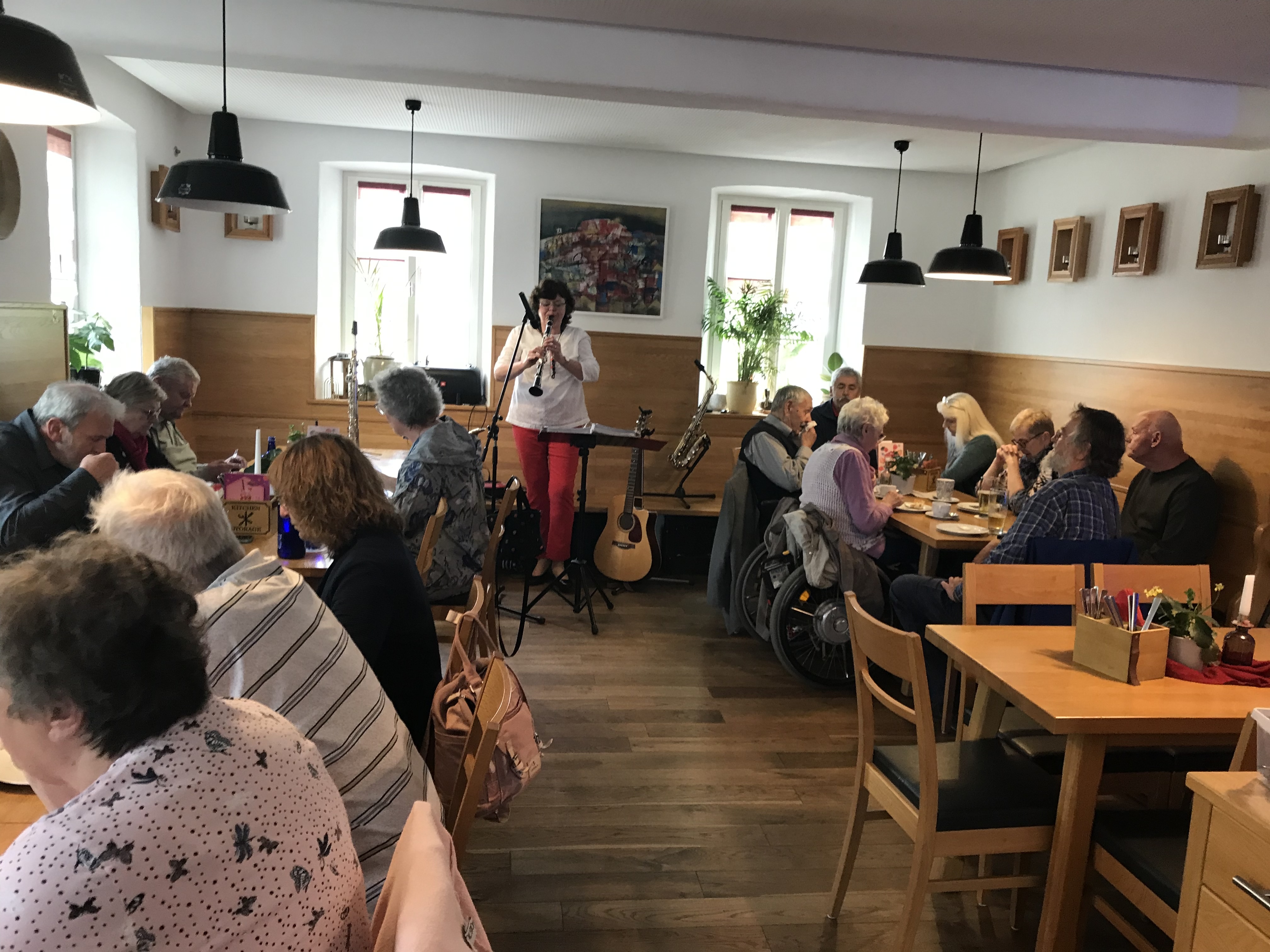 Der Sozialverband VdK-Ortsverband Mistelgau lud zur Maifeier ein. In der Kulturscheune fand bei Kaffee, Kuchen, Musik und guter Laune die Feier statt. Der leckere Kuchen und die abwechslungsreiche, stimmungsvolle Musik kamen gut an.