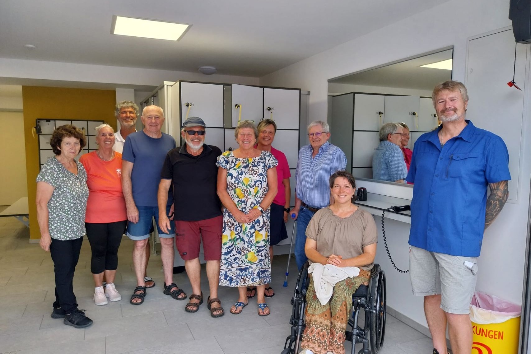 Die Besuchergruppe um Silvia Ragaller (VdK Pleinting, Mitte), Fredi Grill - VdK Alkofen, 3. von re.), Andreas Lindinger (VdK Vilshofen, re.) und Sigrid Karl (vorne) nach der Begehung Die Besuchergruppe um Silvia Ragaller (VdK Pleinting, Mitte), Fredi Grill - VdK Alkofen, 3. von re.), Andreas Lindinger (VdK Vilshofen, re.) und Sigrid Karl (vorne) nach der Begehung