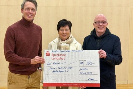 v. li. n. re.: Bei der Spenden&uuml;bergabe Maximilian R&uuml;b, Vorstandsvorsitzender der Kinder-Palliativ-Hilfe Niederbayern e.V. mit 1. Kreisvorsitzende und Vertreterin f&uuml;r die j&uuml;ngeren Mitglieder Andrea Wendt und Kreisvorstand Heinz Haupt vom VdK Kreisverband Landshut