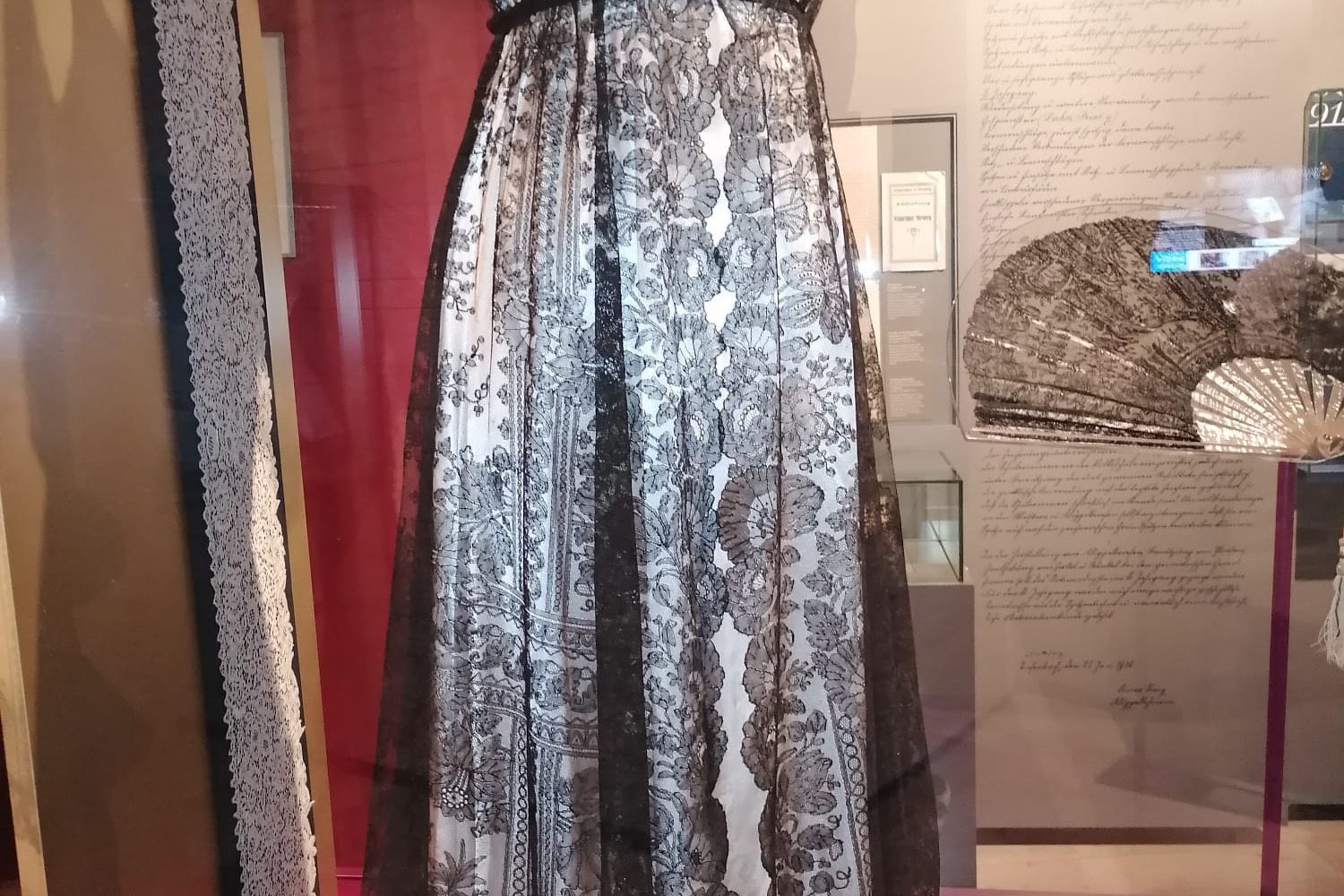 geklöppeltes schwarze Brautkleid geklöppeltes schwarze Brautkleid