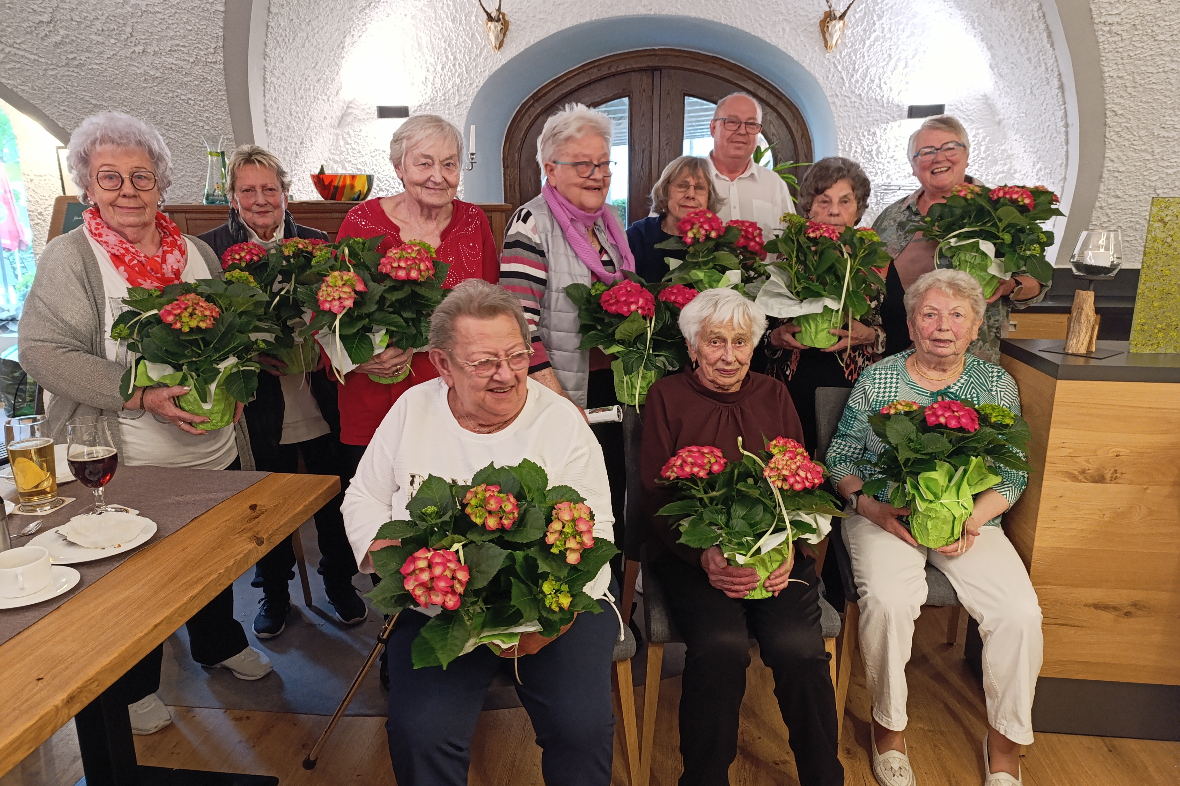 Der VdK OV Waldsassen beschenkt bei seiner Muttertagsfeier zehn Mütter mit einer blühenden Hortensie
