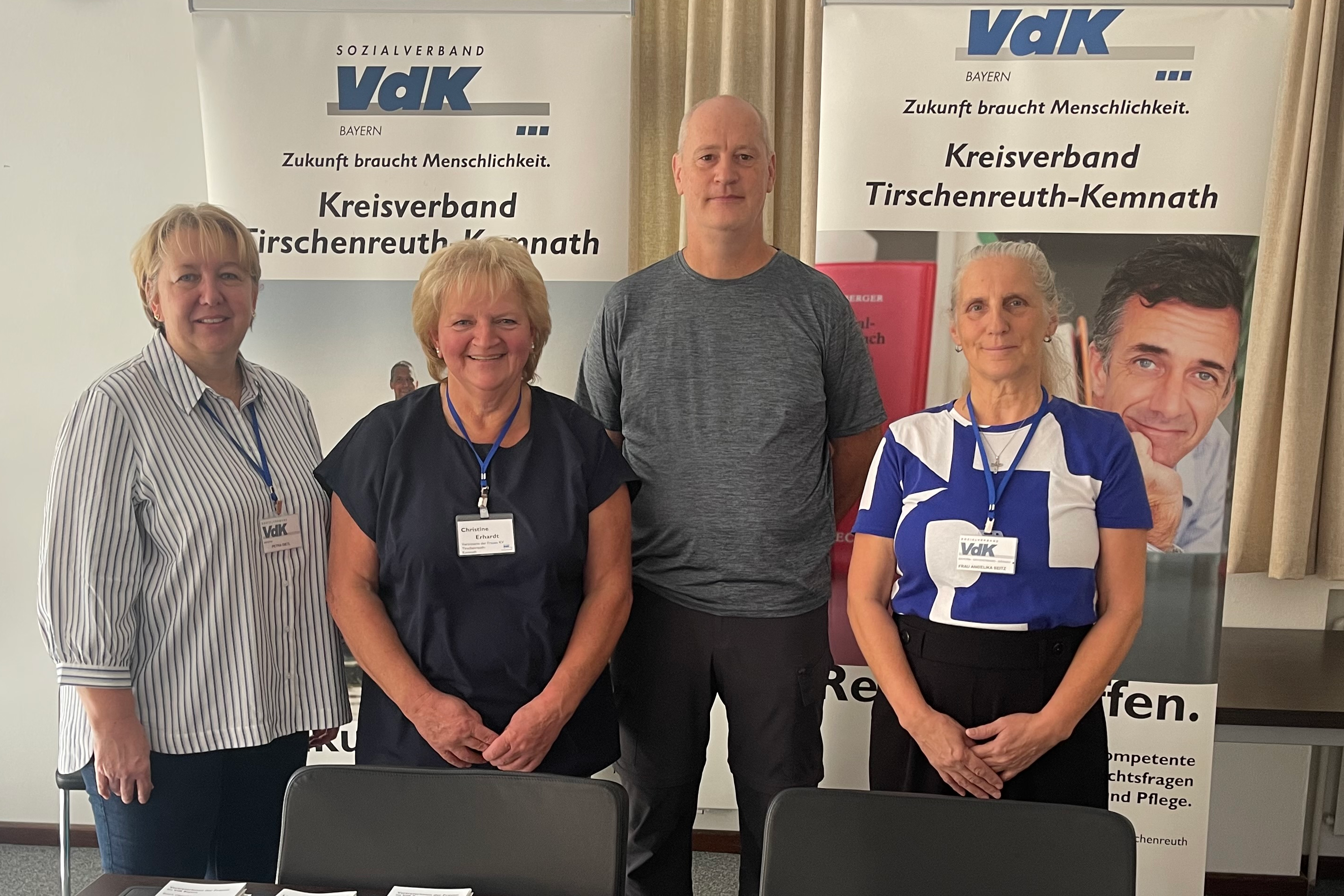 Auf dem Foto sind v.l. Petra Dietl, Christine Erhardt, Kreisgesch&auml;ftsf&uuml;hrer Thomas D&ouml;hler und Angelika Seitz. Verst&auml;rkt wurde das Frauenteam sp&auml;ter noch von Konrad Schedl.