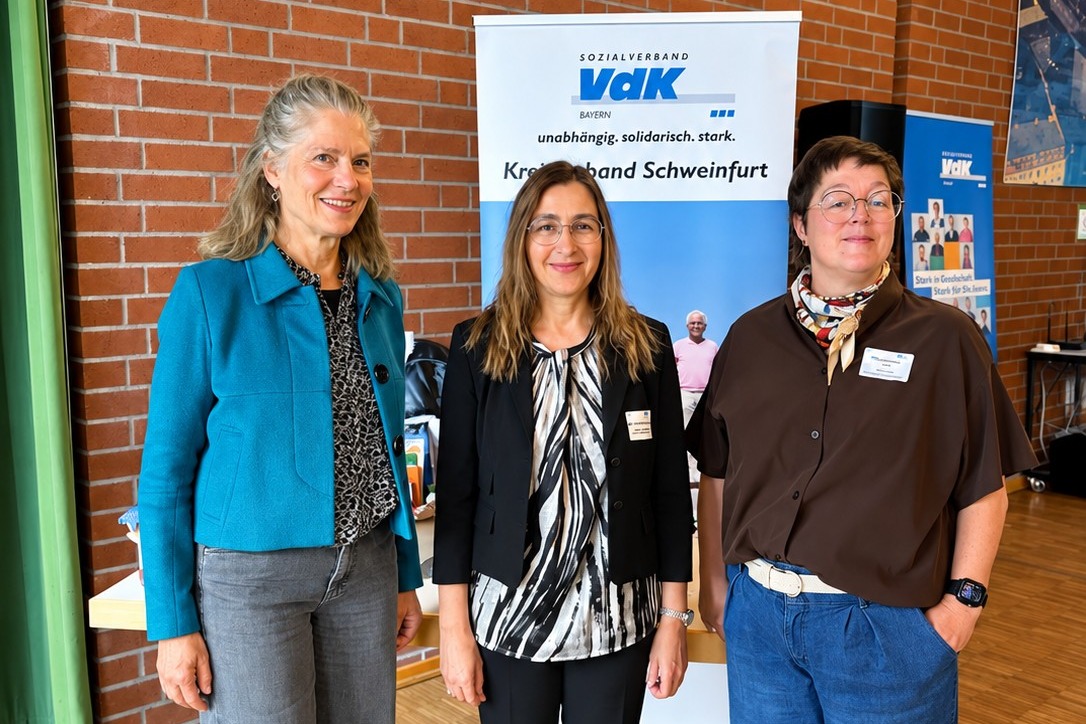 Gemeinsam f&uuml;r mehr Verst&auml;ndnis im Umgang mit Demenz (von links): Prof. Dr. Ing. Birgit Dietz, VdK-Kreisgesch&auml;ftsf&uuml;hrerin Martina Walter-Bagley und Tina W&uuml;rzburger vom VdK-Bayern-Ressort &bdquo;Leben im Alter&ldquo; bei der Fachveranstaltung des VdK Schweinfurt.