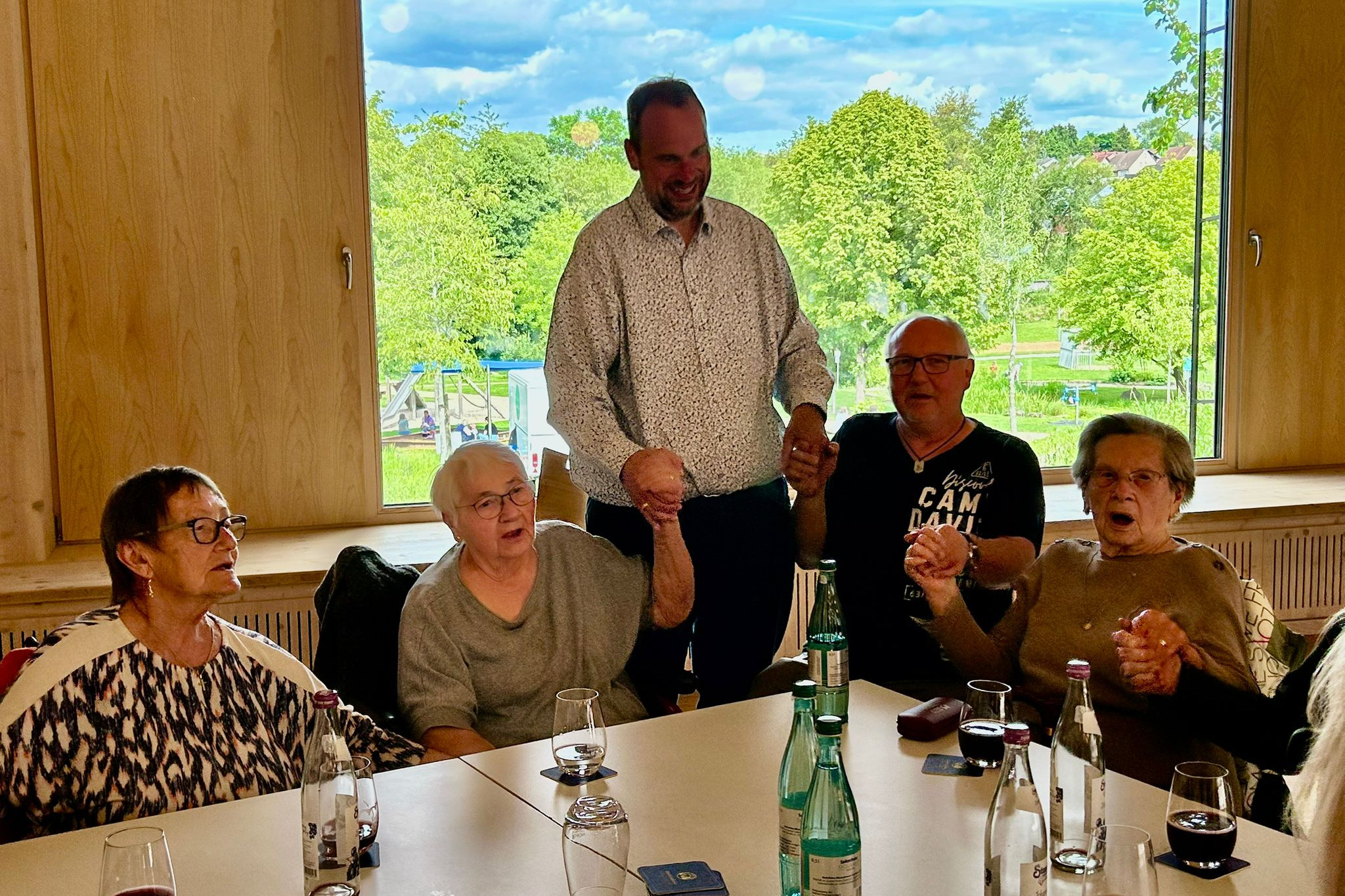 Bild zeigt Besucher, B&uuml;rgermeister Christian Dinkel stehend und unseren Ortsvorsitzenden Deltef Havestad zweiter von links