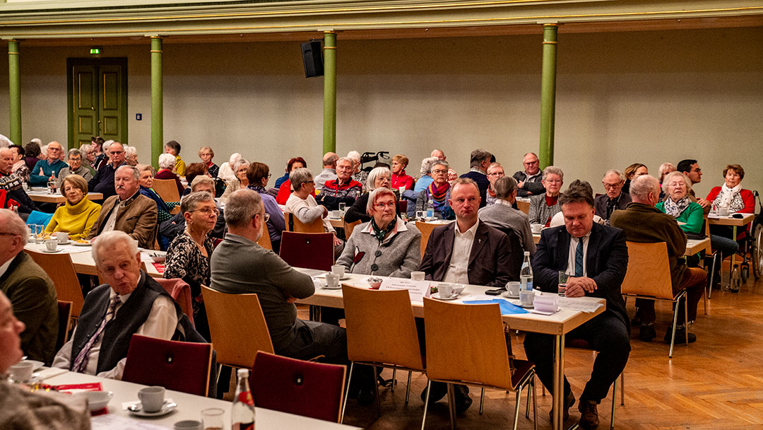 Blick in den gut gefüllten Stadtsaal