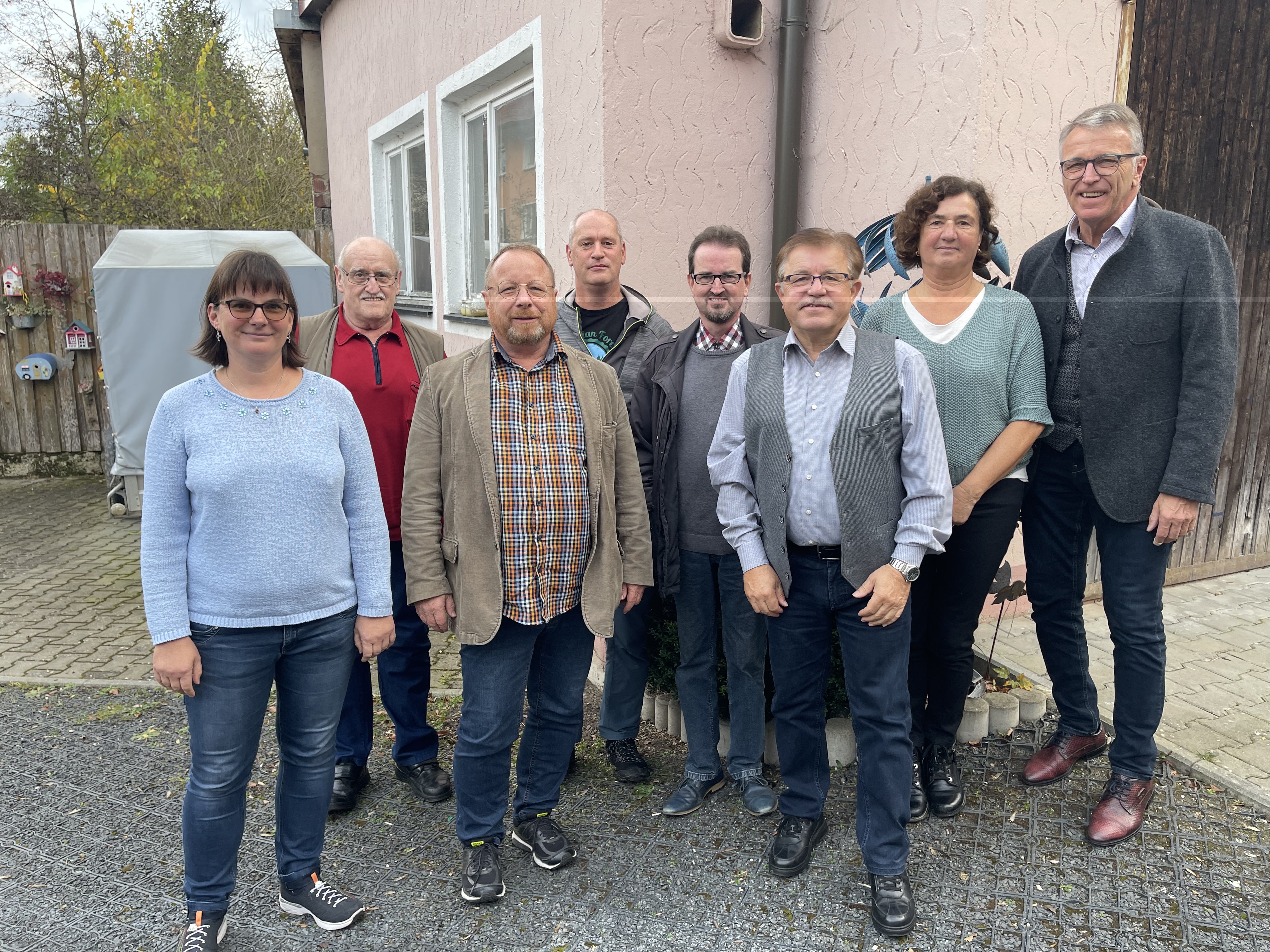 Bildunterschrift: Der neugewählte Vorstand mit Bürgermeister Franz Stahl (rechts) und Vorsitzendem Manfred Häfner (3. von links)