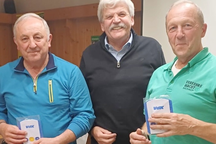 VdK-Ortsvorsitzender Wolfgang Förtsch (Mitte) bedankt sich mit VdK-Parkscheiben bei den beiden Referenten der Verkehrswacht Kronach, Georg Bayer (links) und Siegbert Jakob (rechts).