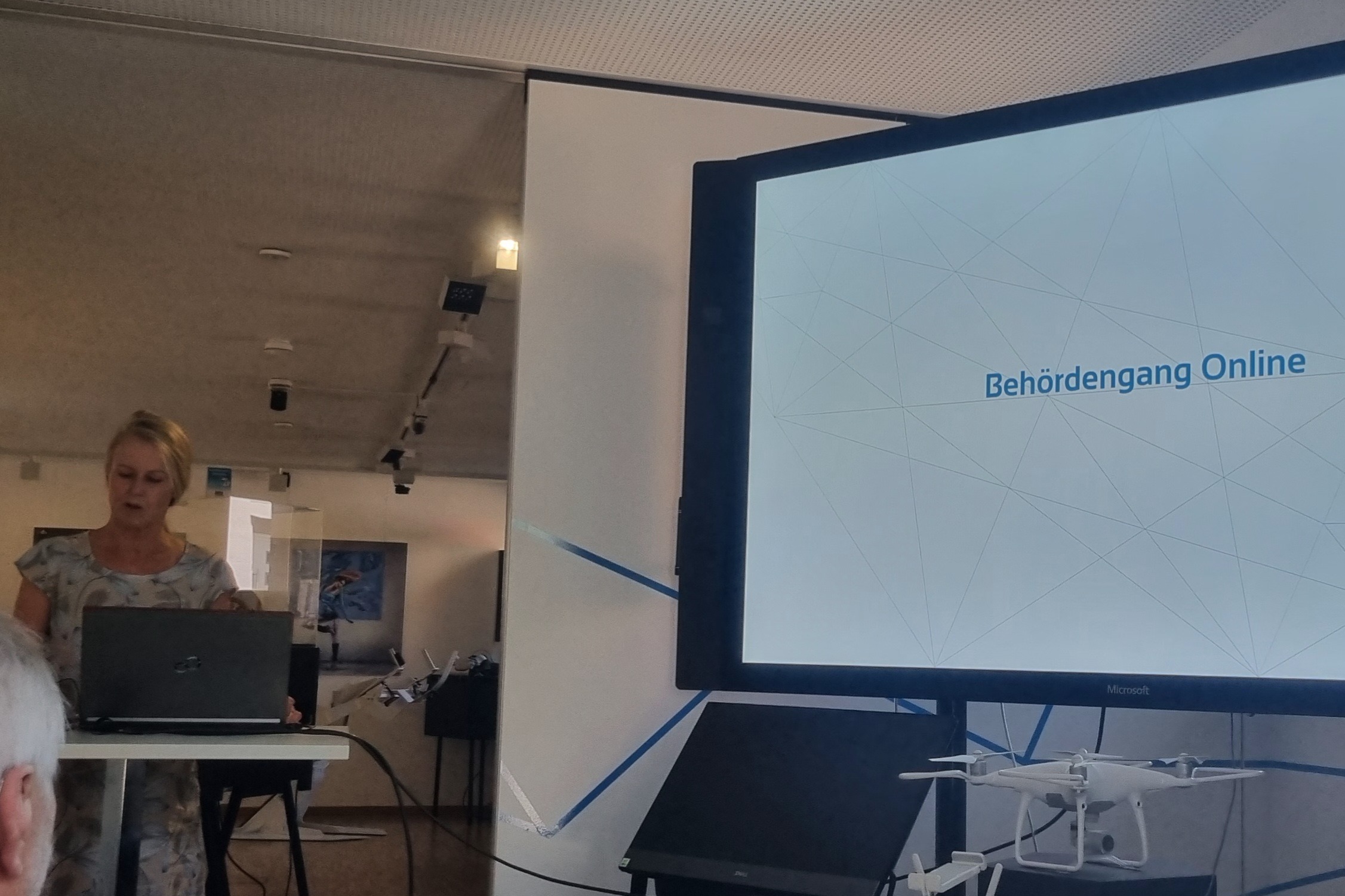 Auf dem Bild sieht man Frau Schmidt vom BayernLab