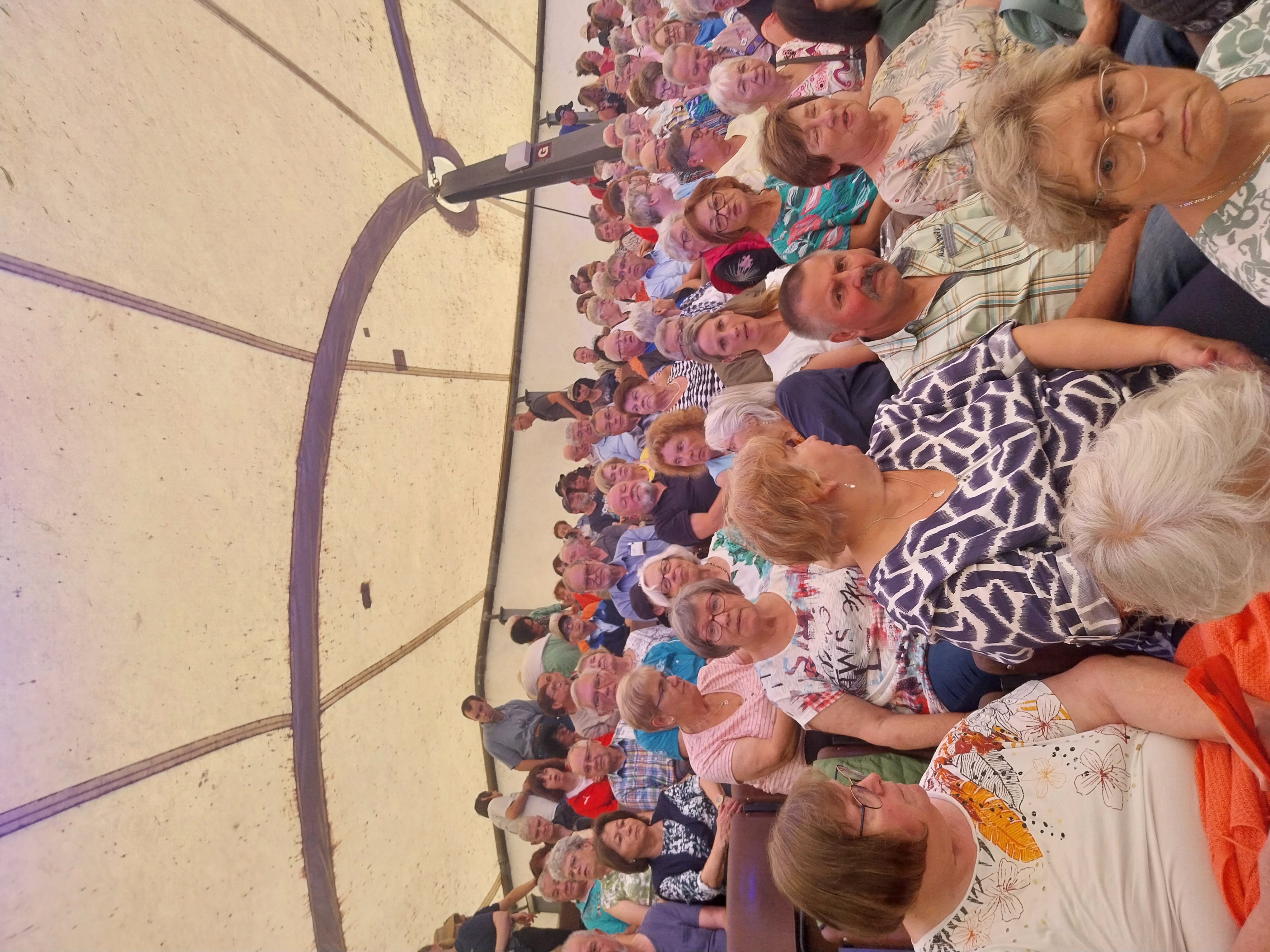 Zuschauer sitzen auf der Tribüne der Luisenburgfestspiele