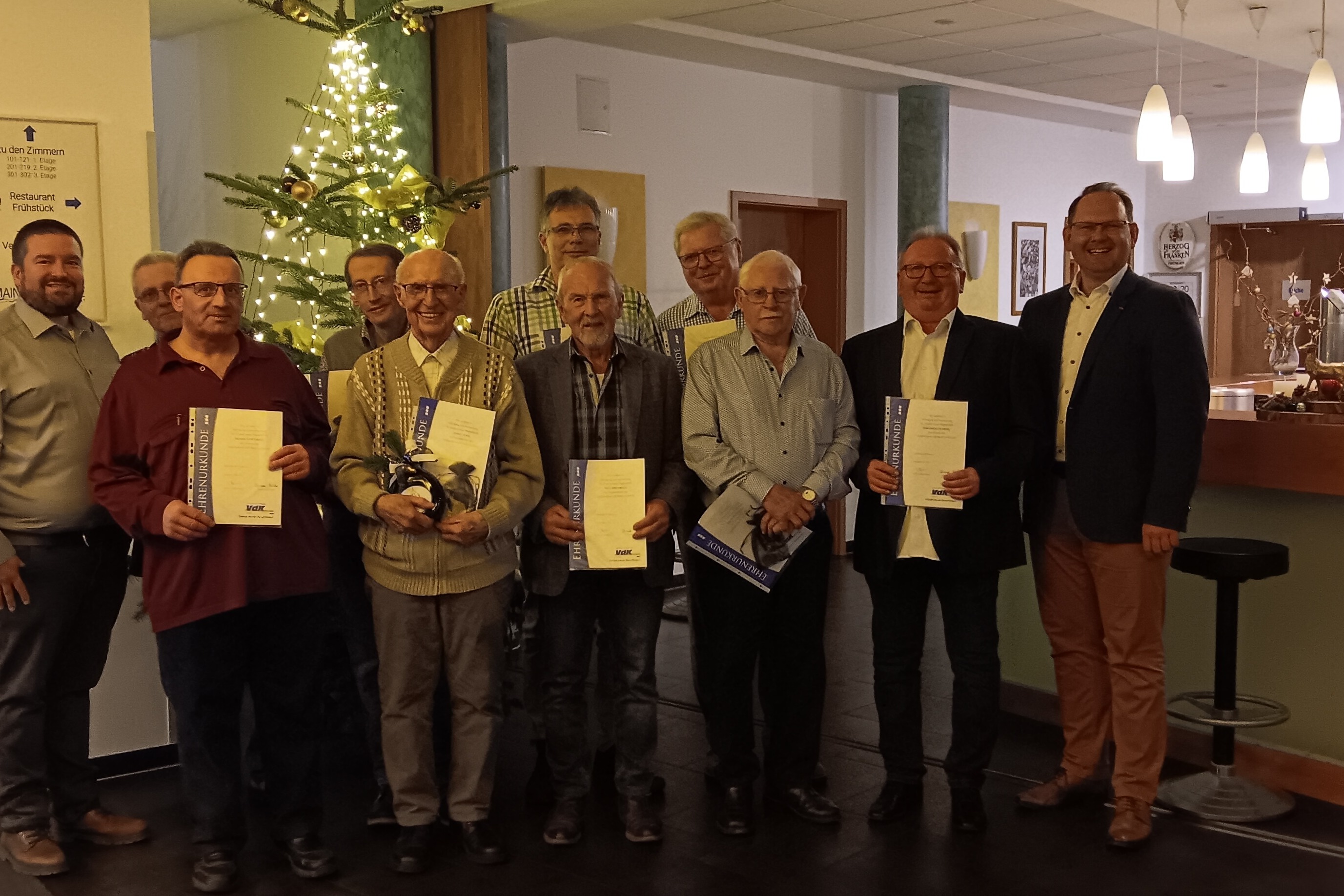 Auf dem Bild sind die Geehrten zu sehen