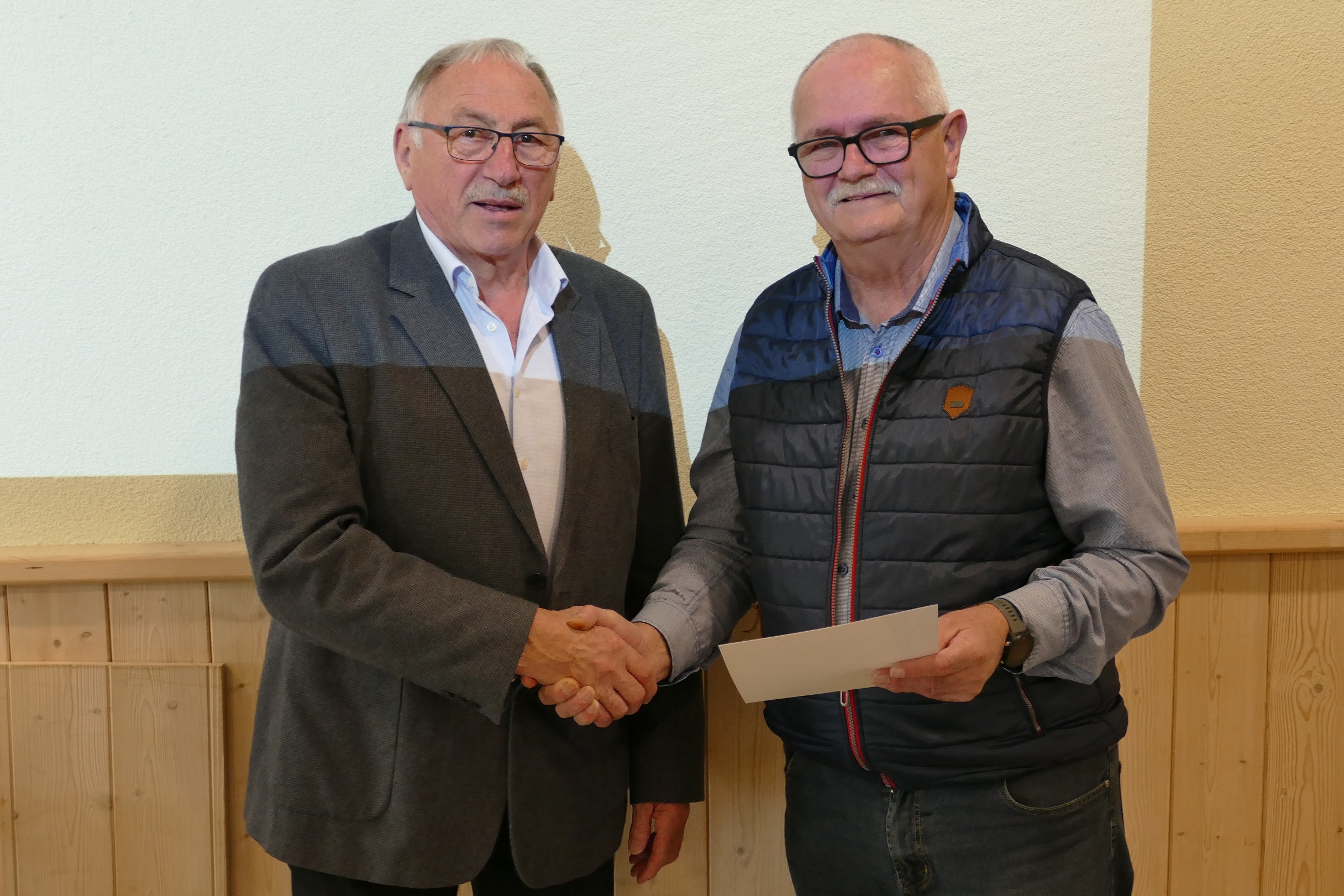 W&uuml;rdigung f&uuml;r langj&auml;hriges Engagement: Der neue Vorsitzende Konrad Federsel ernannte seinen Vorg&auml;nger Georg Brand zum Ehrenvorsitzenden des VdK-Ortsverbands Kastl.