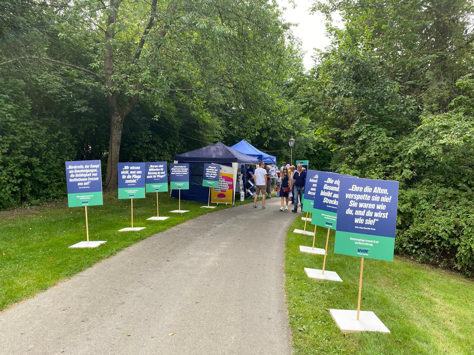 VdK-Infostand mit Besucher und VdK-Mitglieder