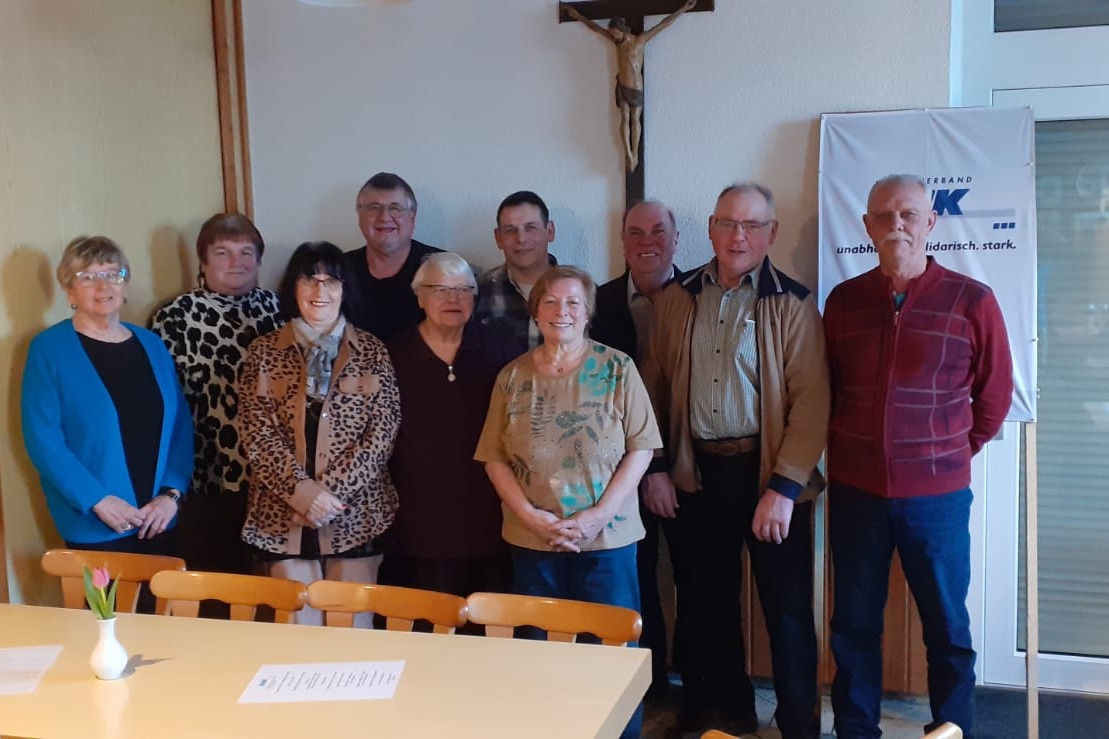 Von links nach rechts: Kassiererin Elfriede Brenner, 1.Vorsitzender Markus Brenner, 2.Vorsitzender Andreas Oblinger, Kreisvorsitzender Georg Böck, 2. Bürgermeister Gemeinde Haunsheim Georg Urban, Beisitzer Heinz Zocher Vordere Reihe: Frauenbeauftragte Hildegard Nierlich, Beisitzerin Doris Kempe, Beisitzerin Siglinde Morgenthaler und Schriftführerin Hildegard Scholz.