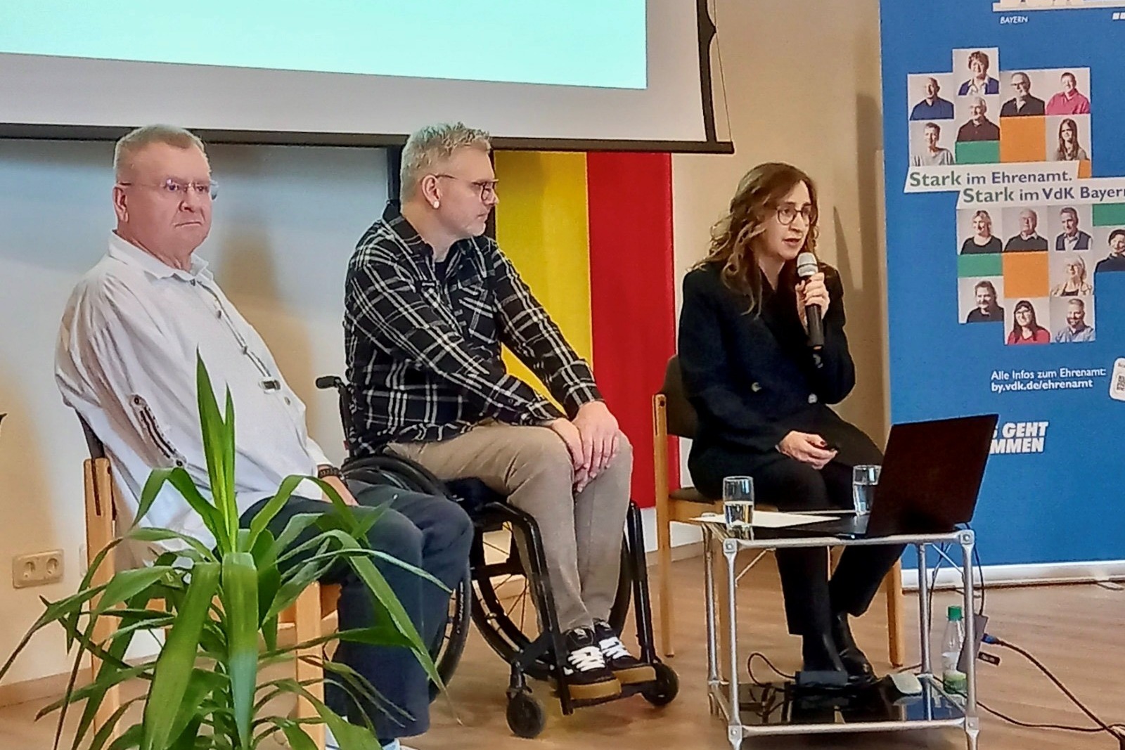 Milan Vedrac, Vorsitzender VdK-Ortsverband Wipfeld-Schwanfeld, mit dem Fanbeauftragten des FC Bayern M&uuml;nchen Kim Kr&auml;mer und VdK-Kreisgesch&auml;ftsf&uuml;hrerin Martina Walter Bagley (von links)